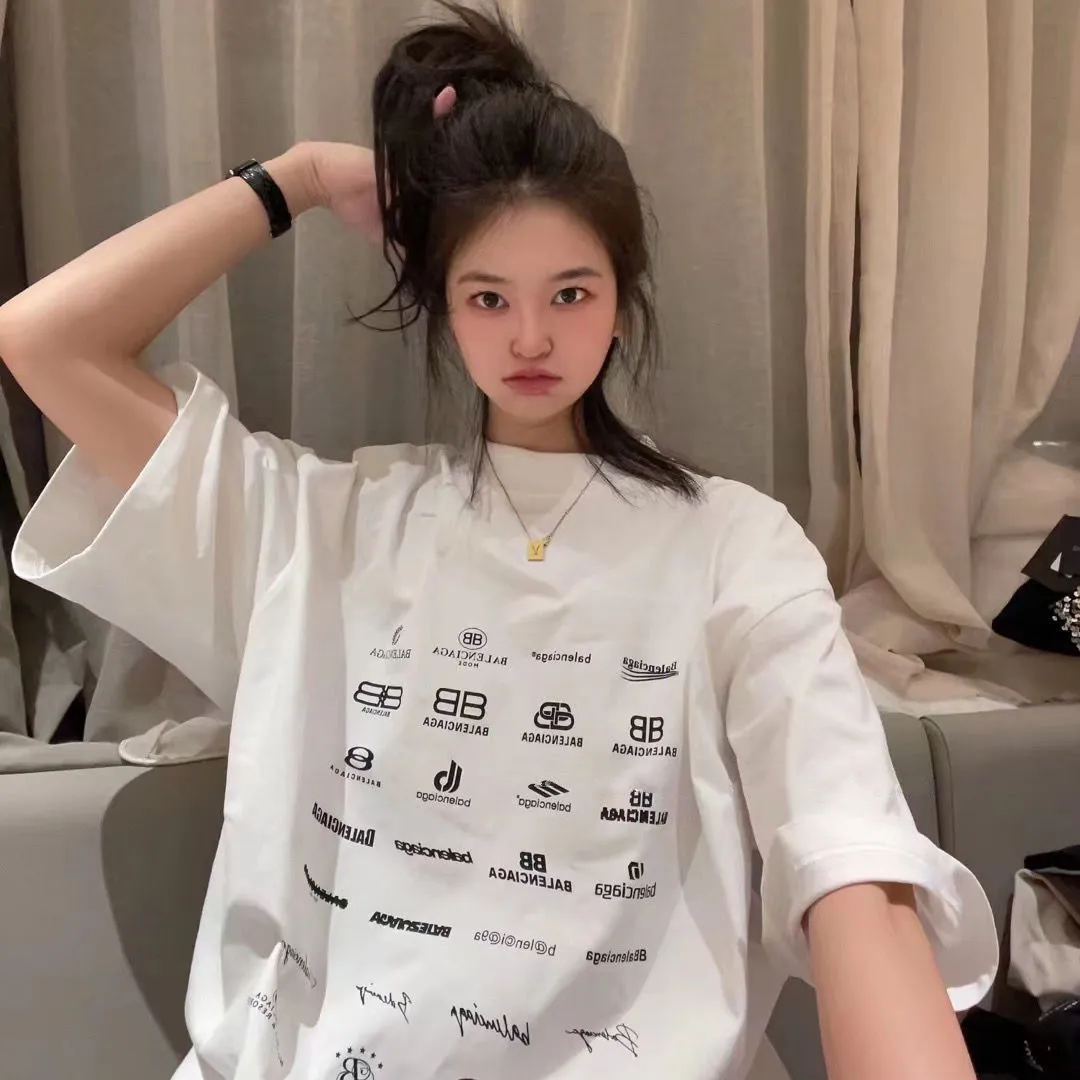 ♻️💯Reference model picture for the upper body❤️The top version of Balenciaga BALENCIAGA is fully printed with LOGO slogans for male and female couples. The same style pure cotton loose short-sleeved T-shirt for male and female couples. Balenciaga was founded by Cristobal Balenciaga, a great genius designer who is known as representing the twentieth century. For more than half a century since the brand was founded, Balenciaga has been famous in the fashion industry for its fashion and elegance. You can find any of your favorite logos on the front and back of this piece, Ness.  The front and rear printing uses low-coverage screen printing technology, and the glue is imported. The printing is very delicate, and the scratched out problems are very clear and there are no burrs. The fabric is made of 280g double-ply double-yarn pure cotton loose fabric, which is loose and breathable, has good drying effect, full drape and skin toning. Color: Black White Pink Size: XS-L P:240