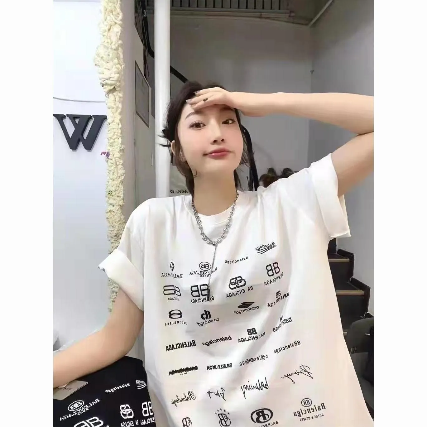 ♻️💯Reference model picture for the upper body❤️The top version of Balenciaga BALENCIAGA is fully printed with LOGO slogans for male and female couples. The same style pure cotton loose short-sleeved T-shirt for male and female couples. Balenciaga was founded by Cristobal Balenciaga, a great genius designer who is known as representing the twentieth century. For more than half a century since the brand was founded, Balenciaga has been famous in the fashion industry for its fashion and elegance. You can find any of your favorite logos on the front and back of this piece, Ness.  The front and rear printing uses low-coverage screen printing technology, and the glue is imported. The printing is very delicate, and the scratched out problems are very clear and there are no burrs. The fabric is made of 280g double-ply double-yarn pure cotton loose fabric, which is loose and breathable, has good drying effect, full drape and skin toning. Color: Black White Pink Size: XS-L P:240
