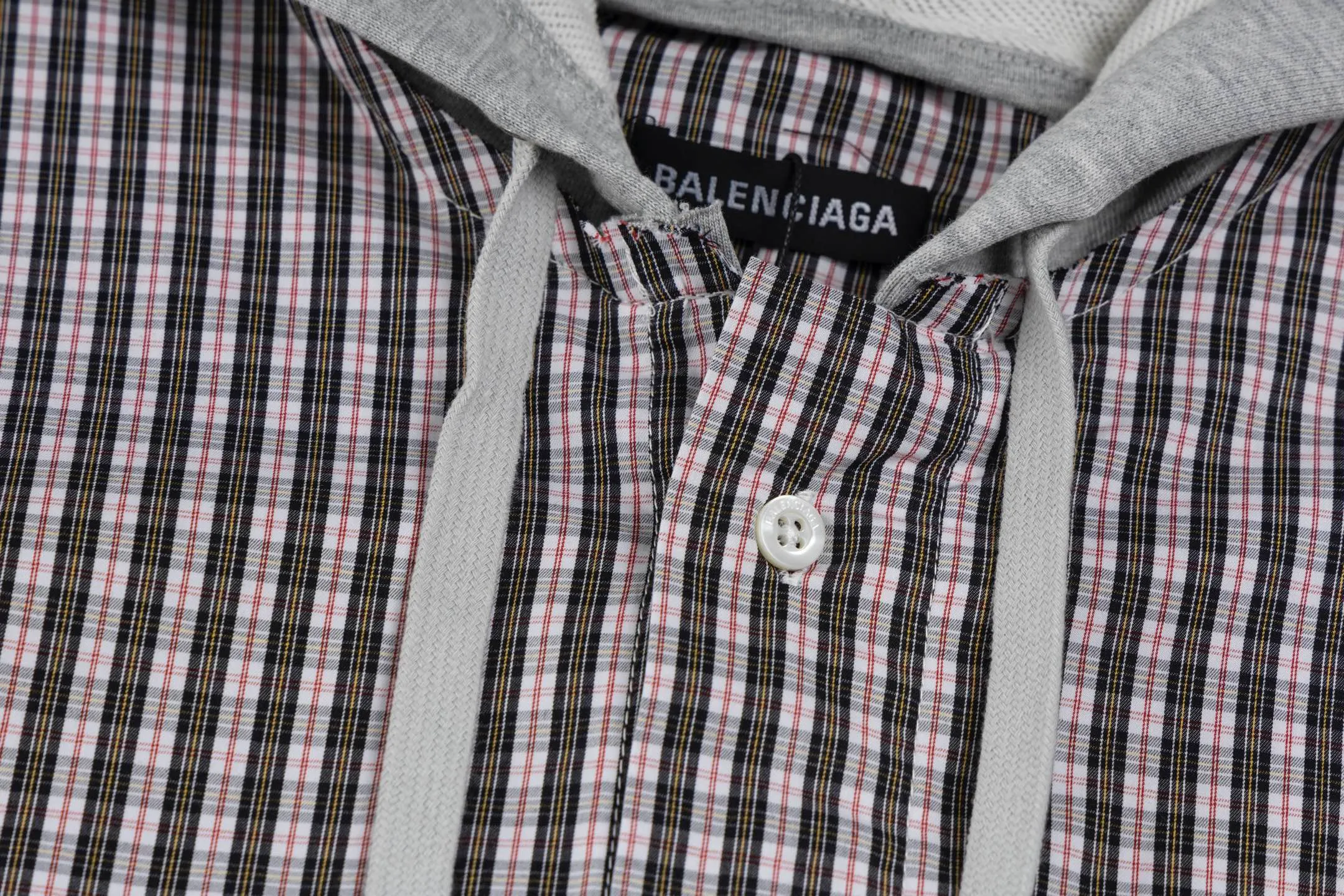🅿️560 [Exclusive supply] BLCG spliced plaid hooded jacket. The fabric is made of custom-dyed high-density plaid fabric. The minimum order quantity is 1000 meters. The minimum order quantity is 8 strips of threaded spliced knitted fabric. The buttons are first-class shell buttons. Mold-opening and engraving. The cost of shell buckles is only 2.5 (different from ordinary buttons in the market). The zippers are made of real antique silver zippers. Mold-opening customization. The embroidery is imported Tajima embroidery. Precise operation. Matching and positioning small grids is the most troublesome. Normal workers are not willing to do it. In addition, the splicing cost is extremely expensive. Size:S/M/L