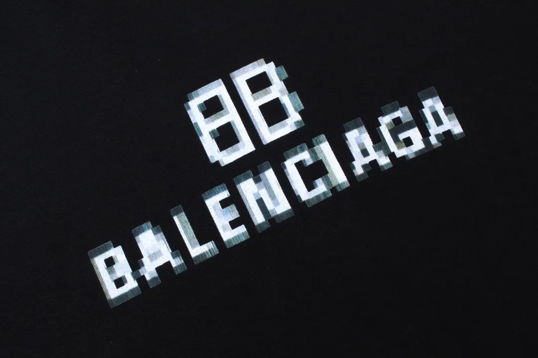 🅿️300 Detailed picture [Top version. Official website quality] BALENCI*GA/Paris. Classic style. BALENCI*GA#phantom BB direct-printed hooded sweatshirt. Brick cabinet synchronization. The fabric is made of Paris ZP custom-woven and dyed cotton sweatshirt. The weight is 450 grams. The cloth surface is clean. The cloth pattern is clear, soft and comfortable. The threads are woven and dyed with no color difference. The classic pattern is printed with Kornit direct-injection printing, which has no hand feel and has a three-dimensional effect that restores the brick cabinet. The version adopts OS loose shoulder design. Same style for men and women. Coding: BL238060 Color: black. White. Size: XS S M L