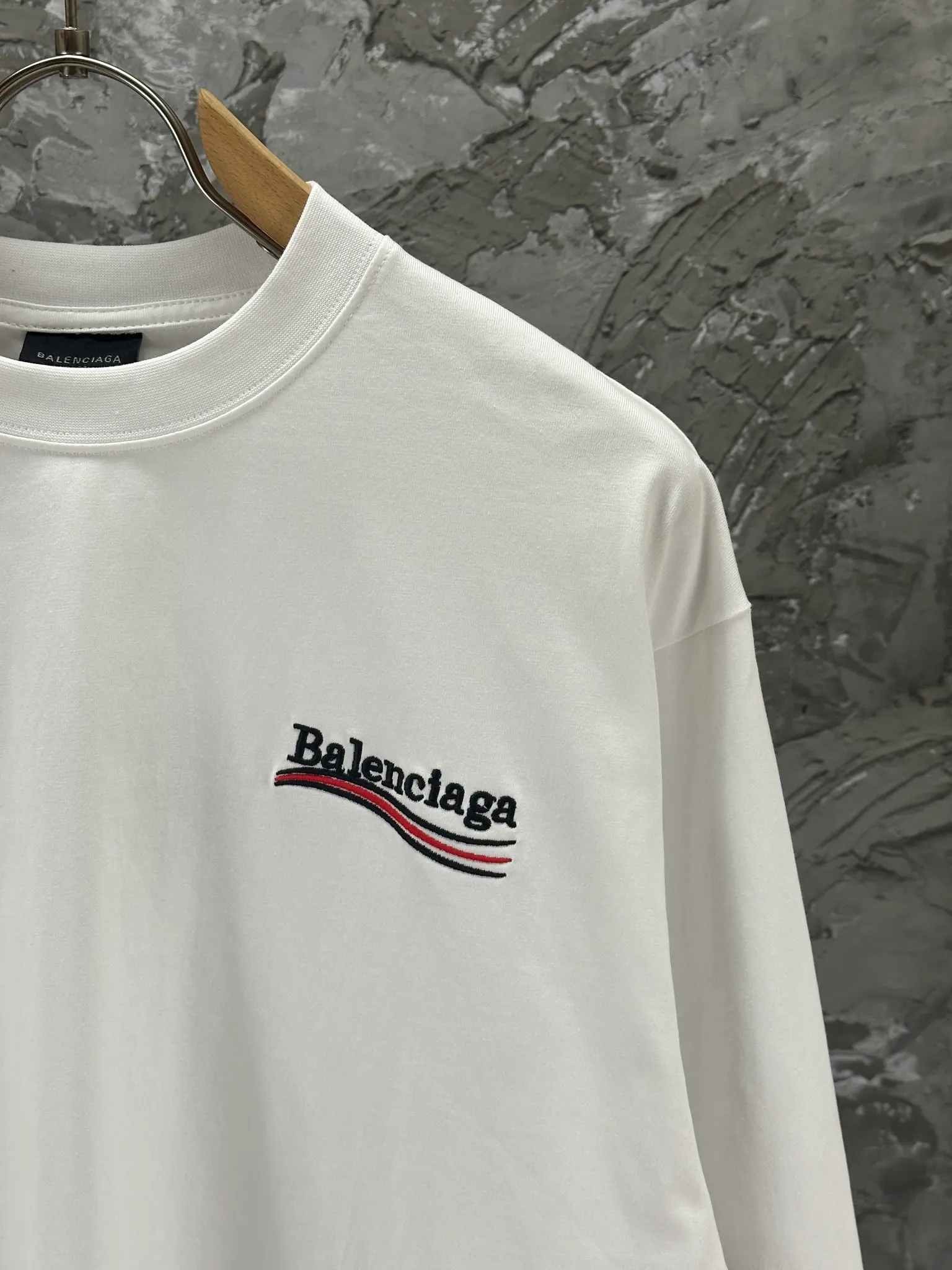 🅿️240 BALENCI*GA Paris classic cola style long sleeves. The fabric is made of Paris custom-woven and dyed double yarn pure cotton fabric. The weight is 280g. The thread is custom-woven and dyed without color difference. The front and back panels are embroidered with imported Tajima machines. Two high-temperature setting washes. os dropped shoulders and loose version. Same style for men and women -Color: black ivory -SIZE: XS S M L Style No. 8613#