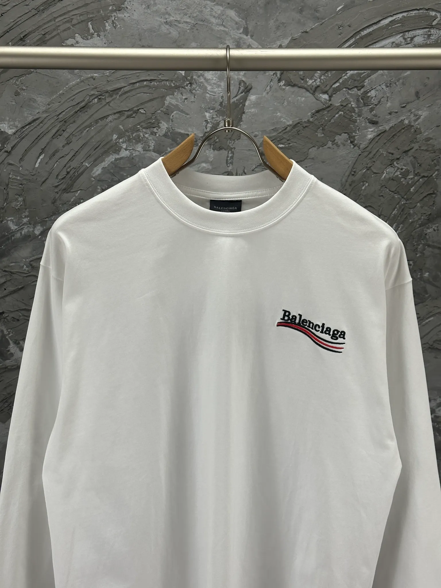🅿️240 BALENCI*GA Paris classic cola style long sleeves. The fabric is made of Paris custom-woven and dyed double yarn pure cotton fabric. The weight is 280g. The thread is custom-woven and dyed without color difference. The front and back panels are embroidered with imported Tajima machines. Two high-temperature setting washes. os dropped shoulders and loose version. Same style for men and women -Color: black ivory -SIZE: XS S M L Style No. 8613#