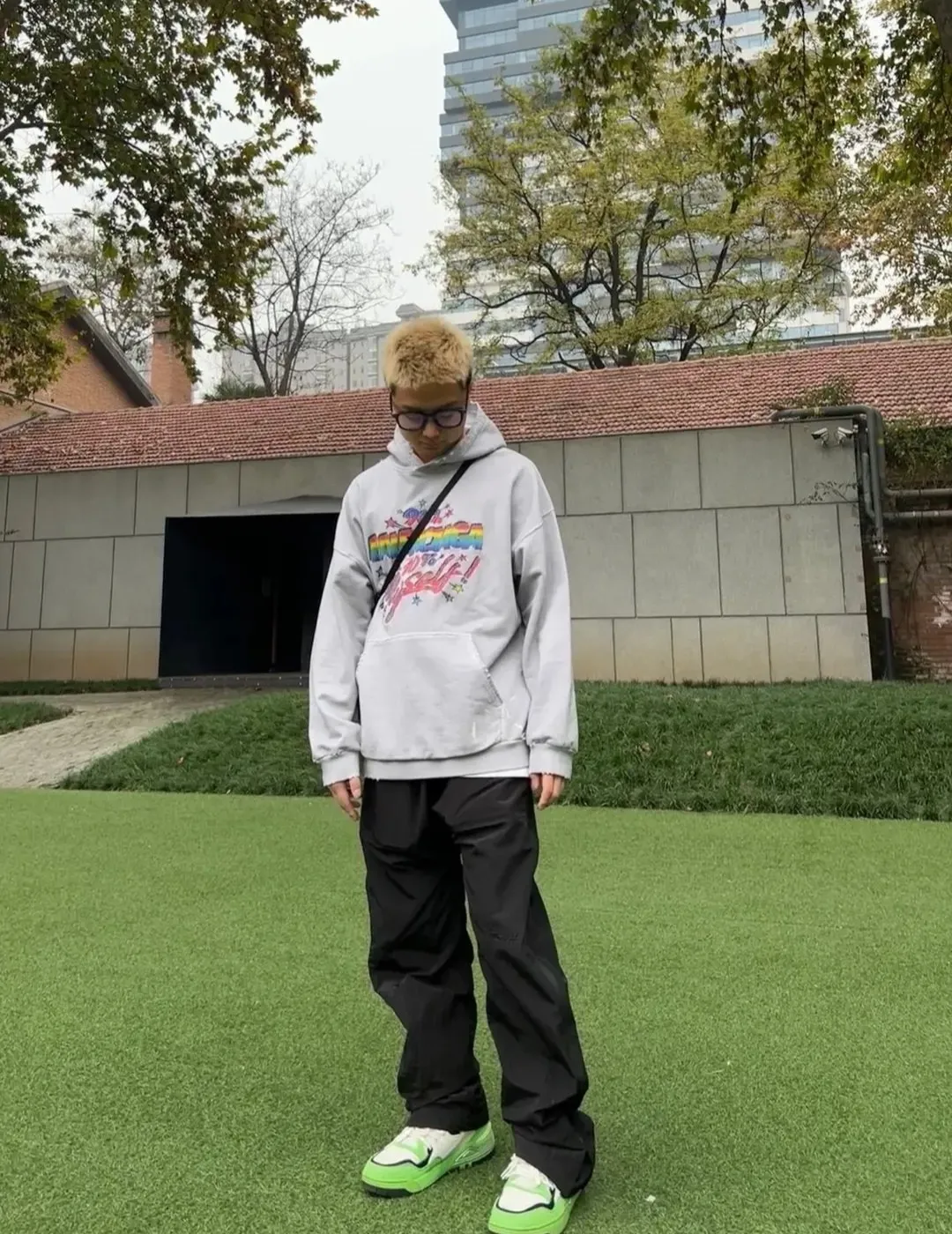 ♻️💯Reference model picture for the upper body❤️Spring and autumn top tested version BALENCIAGA Balenciaga 90% 10% color burst pattern printed hooded sweatshirt for male and female couples stars. The front printing has a rubber bursting effect. It uses imported transparent pulp to scrape the bottom to make the printing cracks feel even. You don’t have to worry about it falling off, as long as it’s not violently machine washed (it’s no problem at all to wash and dry it). The hem is artificially embellished with hand-painted prints, creating a French messy graffiti style! All holes on the body are manually worn and positioned. The holes are even and won't affect the overall structure of the clothes, and they won't get bigger with washing! The fabric is made of 480g cotton terry fabric, brand new, washed, and labeled. zp consistent synchronization. Size: XS-L Color: Silver P:440