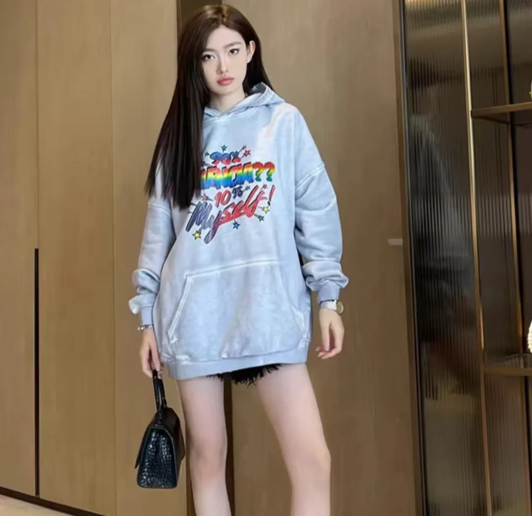 ♻️💯Reference model picture for the upper body❤️Spring and autumn top tested version BALENCIAGA Balenciaga 90% 10% color burst pattern printed hooded sweatshirt for male and female couples stars. The front printing has a rubber bursting effect. It uses imported transparent pulp to scrape the bottom to make the printing cracks feel even. You don’t have to worry about it falling off, as long as it’s not violently machine washed (it’s no problem at all to wash and dry it). The hem is artificially embellished with hand-painted prints, creating a French messy graffiti style! All holes on the body are manually worn and positioned. The holes are even and won't affect the overall structure of the clothes, and they won't get bigger with washing! The fabric is made of 480g cotton terry fabric, brand new, washed, and labeled. zp consistent synchronization. Size: XS-L Color: Silver P:440