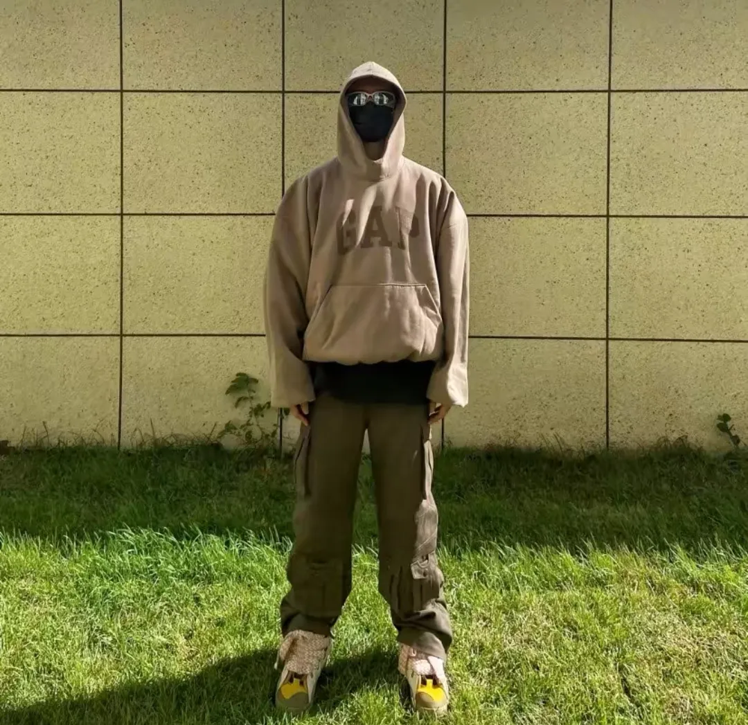 ♻️💯Reference model picture for upper body❤️Top tested version YEEZY co-branded GAP co-branded BALENCIAGA three-party co-branded peace dove theme male and female couple star same style pure cotton hoodie sweatshirt Justin Bieber concert same style upper body of many stars detonating the trend market oversiez street style Fabric: This year this fabric can be said to be the ceiling in the industry, the quality is directly full, and the 460g double-strand terry with high-end and high-end positioning is used. Who knows if you get started? The four colors are all original and dyed. There is no color difference with the original. Details: The collar label is original hot stamped and restored one to one. The size is the same. The code mark is clear. The washing wheat is copied word for word. The front letters are water transfer printing, which is light and clear. And the pigeon at the back has put a lot of effort into restoring it. Countless versions have been made. The pigeon has numerous small cracks in different shades. PS: Do not wash by soaking, violent washing, or warm water. Color: washed black, charcoal gray, cement white, brown Size: S-XL P:410