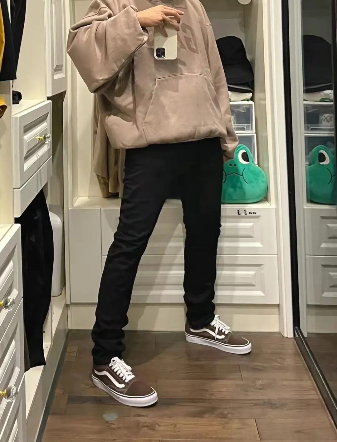 ♻️💯Reference model picture for upper body❤️Top tested version YEEZY co-branded GAP co-branded BALENCIAGA three-party co-branded peace dove theme male and female couple star same style pure cotton hoodie sweatshirt Justin Bieber concert same style upper body of many stars detonating the trend market oversiez street style Fabric: This year this fabric can be said to be the ceiling in the industry, the quality is directly full, and the 460g double-strand terry with high-end and high-end positioning is used. Who knows if you get started? The four colors are all original and dyed. There is no color difference with the original. Details: The collar label is original hot stamped and restored one to one. The size is the same. The code mark is clear. The washing wheat is copied word for word. The front letters are water transfer printing, which is light and clear. And the pigeon at the back has put a lot of effort into restoring it. Countless versions have been made. The pigeon has numerous small cracks in different shades. PS: Do not wash by soaking, violent washing, or warm water. Color: washed black, charcoal gray, cement white, brown Size: S-XL P:410