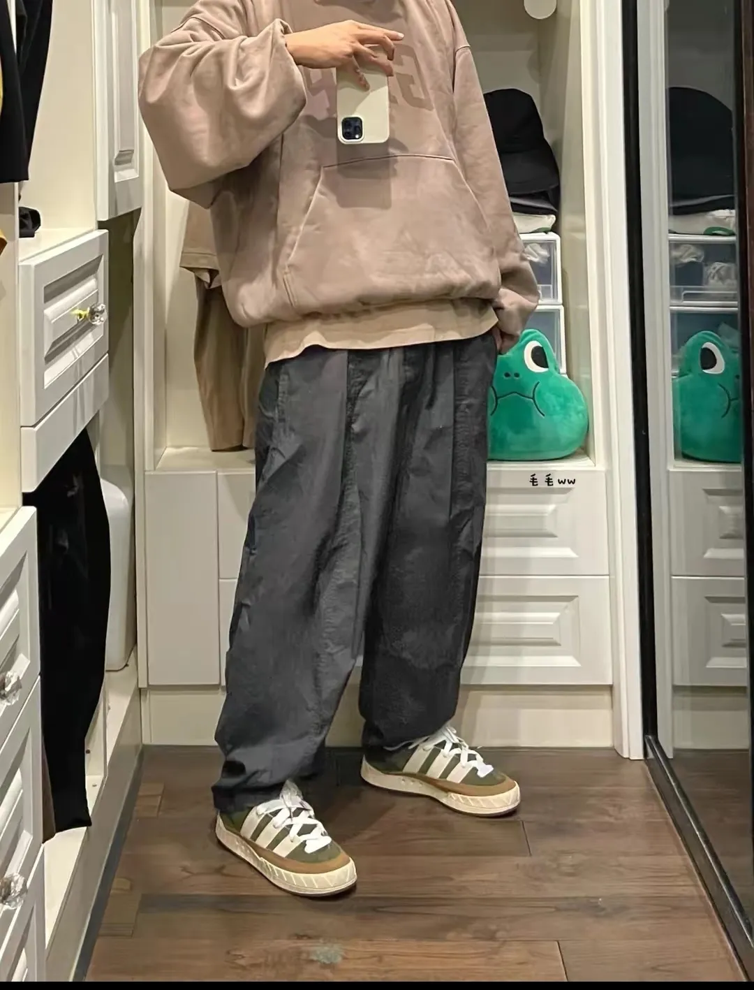 ♻️💯Reference model picture for upper body❤️Top tested version YEEZY co-branded GAP co-branded BALENCIAGA three-party co-branded peace dove theme male and female couple star same style pure cotton hoodie sweatshirt Justin Bieber concert same style upper body of many stars detonating the trend market oversiez street style Fabric: This year this fabric can be said to be the ceiling in the industry, the quality is directly full, and the 460g double-strand terry with high-end and high-end positioning is used. Who knows if you get started? The four colors are all original and dyed. There is no color difference with the original. Details: The collar label is original hot stamped and restored one to one. The size is the same. The code mark is clear. The washing wheat is copied word for word. The front letters are water transfer printing, which is light and clear. And the pigeon at the back has put a lot of effort into restoring it. Countless versions have been made. The pigeon has numerous small cracks in different shades. PS: Do not wash by soaking, violent washing, or warm water. Color: washed black, charcoal gray, cement white, brown Size: S-XL P:410