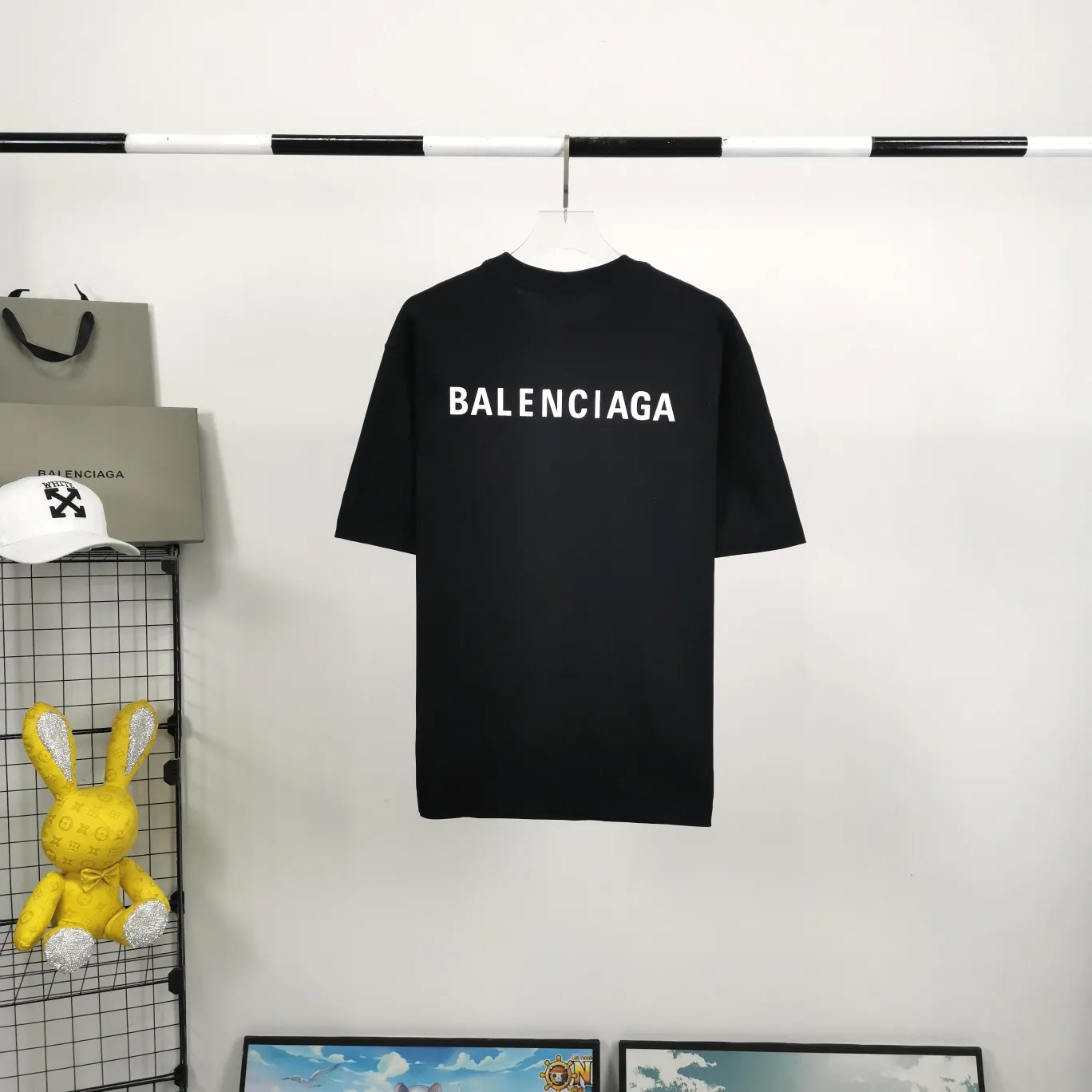 The top tested version of BALENCIAGA with large LOGO basic letters on the back, pure cotton loose fit for male and female couples, the same fashion brand high-end short-sleeved T-shirt. The god of simplicity in Paris, a volume sought after by many stars. Lisa’s favorite basic short-sleeved Paris style, which has a very high appearance rate. Wear alone, paired with jeans, shorts, and sweatpants, it's a versatile style. Xiaohongshu, a hot item on INS, a must-have for Paris fans.  The printing uses white glue as a base, coupled with Kornit direct injection, which ensures the anchorage of the printing and machine washing without any pressure. However, everyone should pay attention to something. The printing of this model is not thick glue, and the printing surface is not shiny. Please pay attention to the importance of version. Don't make a pattern based on the pictures. If you don't have the original version, you won't be able to make it look one to one like the original version. At most, you can just make a look. It's just a piece of clothing without a soul. The fabric is made of 24S 260g double yarn pure cotton fabric. The threads and fabric are custom woven and dyed in the same style, without color difference.  A complete set of customized tags, collar tags, washed, plastic bags, and most importantly, a complete set of bags, tag codes, and codes are all authentic.  Color: White, Black, Royal Blue, Apricot, Floral Gray, Pink Size: XS-L P:240
