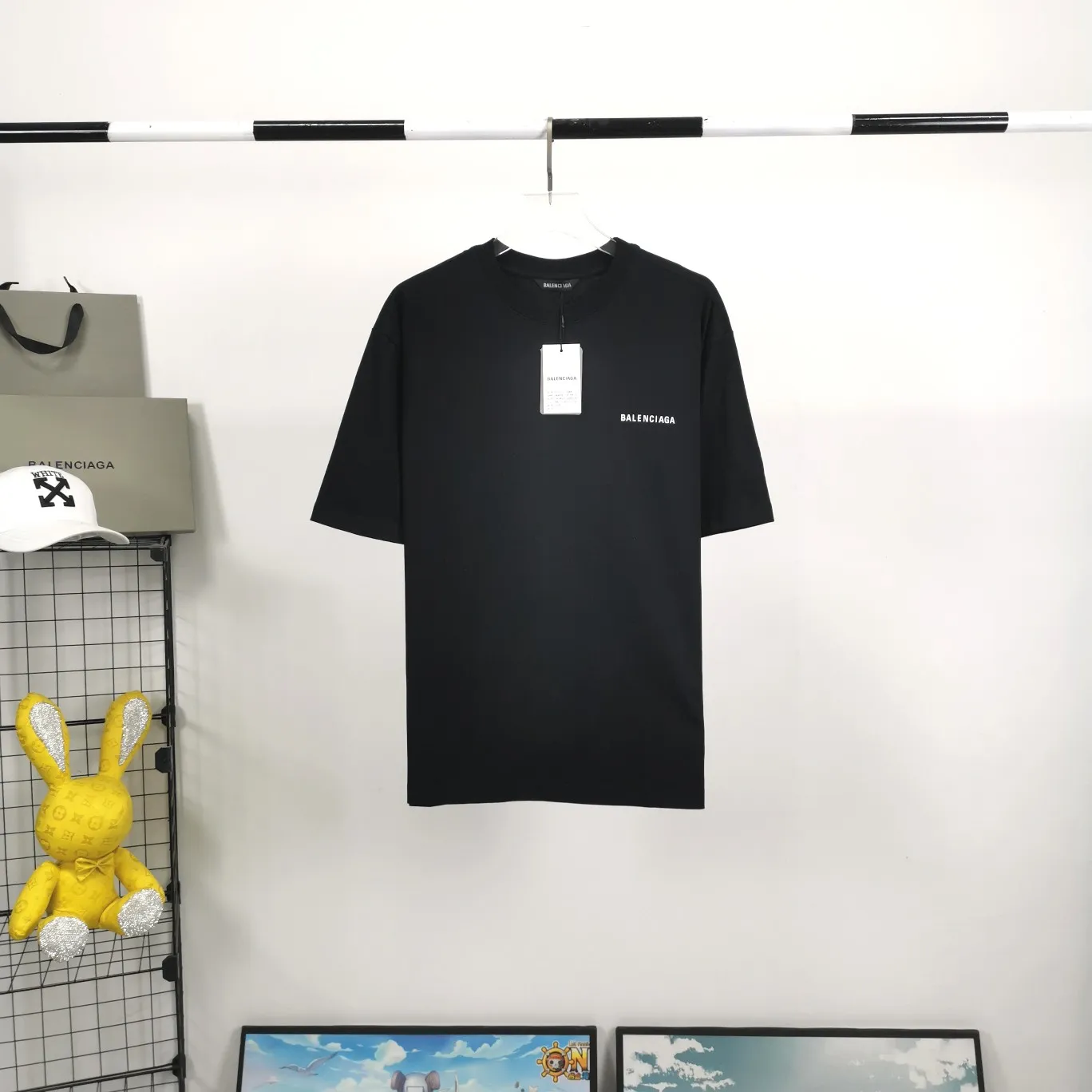 The top tested version of BALENCIAGA with large LOGO basic letters on the back, pure cotton loose fit for male and female couples, the same fashion brand high-end short-sleeved T-shirt. The god of simplicity in Paris, a volume sought after by many stars. Lisa’s favorite basic short-sleeved Paris style, which has a very high appearance rate. Wear alone, paired with jeans, shorts, and sweatpants, it's a versatile style. Xiaohongshu, a hot item on INS, a must-have for Paris fans.  The printing uses white glue as a base, coupled with Kornit direct injection, which ensures the anchorage of the printing and machine washing without any pressure. However, everyone should pay attention to something. The printing of this model is not thick glue, and the printing surface is not shiny. Please pay attention to the importance of version. Don't make a pattern based on the pictures. If you don't have the original version, you won't be able to make it look one to one like the original version. At most, you can just make a look. It's just a piece of clothing without a soul. The fabric is made of 24S 260g double yarn pure cotton fabric. The threads and fabric are custom woven and dyed in the same style, without color difference.  A complete set of customized tags, collar tags, washed, plastic bags, and most importantly, a complete set of bags, tag codes, and codes are all authentic.  Color: White, Black, Royal Blue, Apricot, Floral Gray, Pink Size: XS-L P:240