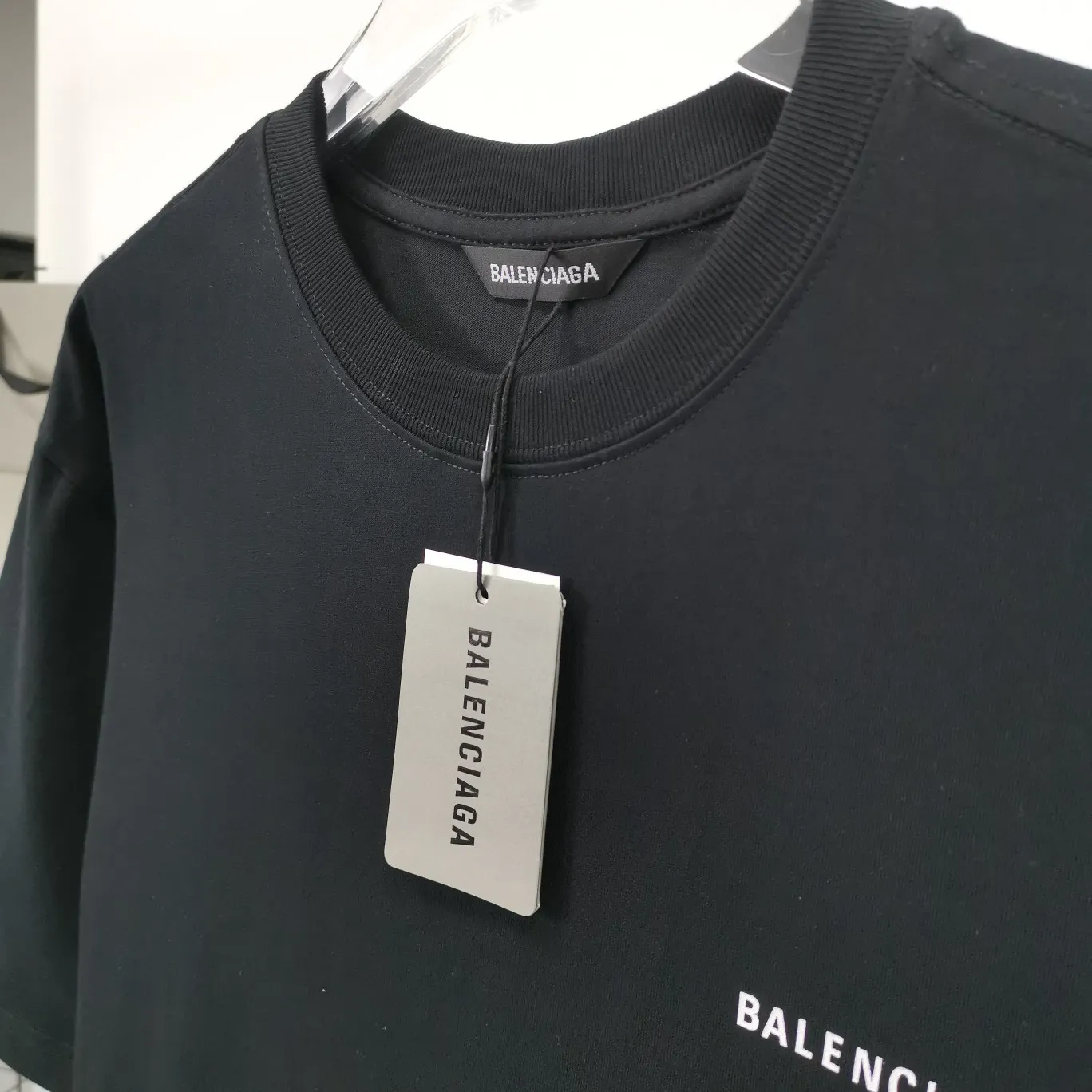 The top tested version of BALENCIAGA with large LOGO basic letters on the back, pure cotton loose fit for male and female couples, the same fashion brand high-end short-sleeved T-shirt. The god of simplicity in Paris, a volume sought after by many stars. Lisa’s favorite basic short-sleeved Paris style, which has a very high appearance rate. Wear alone, paired with jeans, shorts, and sweatpants, it's a versatile style. Xiaohongshu, a hot item on INS, a must-have for Paris fans.  The printing uses white glue as a base, coupled with Kornit direct injection, which ensures the anchorage of the printing and machine washing without any pressure. However, everyone should pay attention to something. The printing of this model is not thick glue, and the printing surface is not shiny. Please pay attention to the importance of version. Don't make a pattern based on the pictures. If you don't have the original version, you won't be able to make it look one to one like the original version. At most, you can just make a look. It's just a piece of clothing without a soul. The fabric is made of 24S 260g double yarn pure cotton fabric. The threads and fabric are custom woven and dyed in the same style, without color difference.  A complete set of customized tags, collar tags, washed, plastic bags, and most importantly, a complete set of bags, tag codes, and codes are all authentic.  Color: White, Black, Royal Blue, Apricot, Floral Gray, Pink Size: XS-L P:240