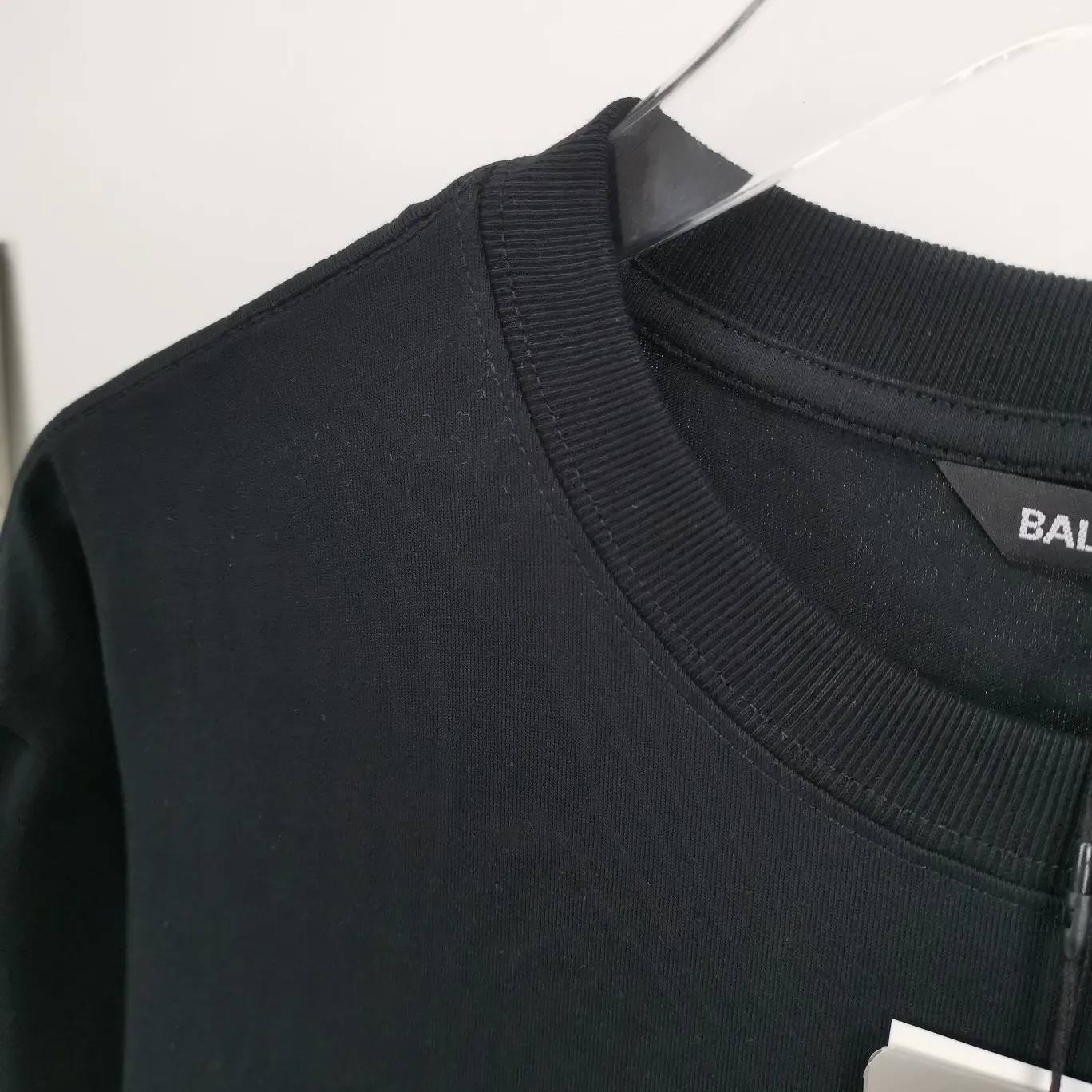 The top tested version of BALENCIAGA with large LOGO basic letters on the back, pure cotton loose fit for male and female couples, the same fashion brand high-end short-sleeved T-shirt. The god of simplicity in Paris, a volume sought after by many stars. Lisa’s favorite basic short-sleeved Paris style, which has a very high appearance rate. Wear alone, paired with jeans, shorts, and sweatpants, it's a versatile style. Xiaohongshu, a hot item on INS, a must-have for Paris fans.  The printing uses white glue as a base, coupled with Kornit direct injection, which ensures the anchorage of the printing and machine washing without any pressure. However, everyone should pay attention to something. The printing of this model is not thick glue, and the printing surface is not shiny. Please pay attention to the importance of version. Don't make a pattern based on the pictures. If you don't have the original version, you won't be able to make it look one to one like the original version. At most, you can just make a look. It's just a piece of clothing without a soul. The fabric is made of 24S 260g double yarn pure cotton fabric. The threads and fabric are custom woven and dyed in the same style, without color difference.  A complete set of customized tags, collar tags, washed, plastic bags, and most importantly, a complete set of bags, tag codes, and codes are all authentic.  Color: White, Black, Royal Blue, Apricot, Floral Gray, Pink Size: XS-L P:240