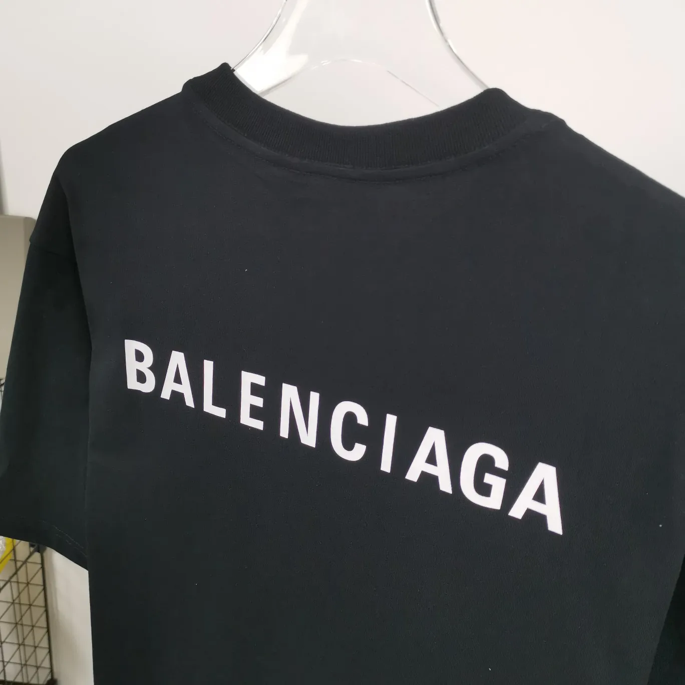 The top tested version of BALENCIAGA with large LOGO basic letters on the back, pure cotton loose fit for male and female couples, the same fashion brand high-end short-sleeved T-shirt. The god of simplicity in Paris, a volume sought after by many stars. Lisa’s favorite basic short-sleeved Paris style, which has a very high appearance rate. Wear alone, paired with jeans, shorts, and sweatpants, it's a versatile style. Xiaohongshu, a hot item on INS, a must-have for Paris fans.  The printing uses white glue as a base, coupled with Kornit direct injection, which ensures the anchorage of the printing and machine washing without any pressure. However, everyone should pay attention to something. The printing of this model is not thick glue, and the printing surface is not shiny. Please pay attention to the importance of version. Don't make a pattern based on the pictures. If you don't have the original version, you won't be able to make it look one to one like the original version. At most, you can just make a look. It's just a piece of clothing without a soul. The fabric is made of 24S 260g double yarn pure cotton fabric. The threads and fabric are custom woven and dyed in the same style, without color difference.  A complete set of customized tags, collar tags, washed, plastic bags, and most importantly, a complete set of bags, tag codes, and codes are all authentic.  Color: White, Black, Royal Blue, Apricot, Floral Gray, Pink Size: XS-L P:240