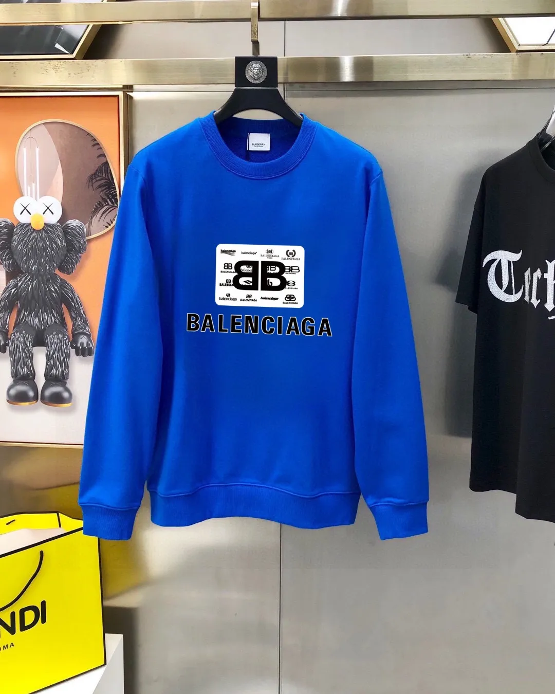 🅿️220 brand [BALENCIAGA] (good news for fat people) 2025ss autumn latest long-sleeved round-neck sweatshirt, available simultaneously on the official website. Refreshing and breathable. Made of top Tencel Roman. Comfortable and soft. 3D stereoscopic clarity. Super fashion sense. Great gift for your own use. Size: M-5XL (can be worn up to 220 pounds)