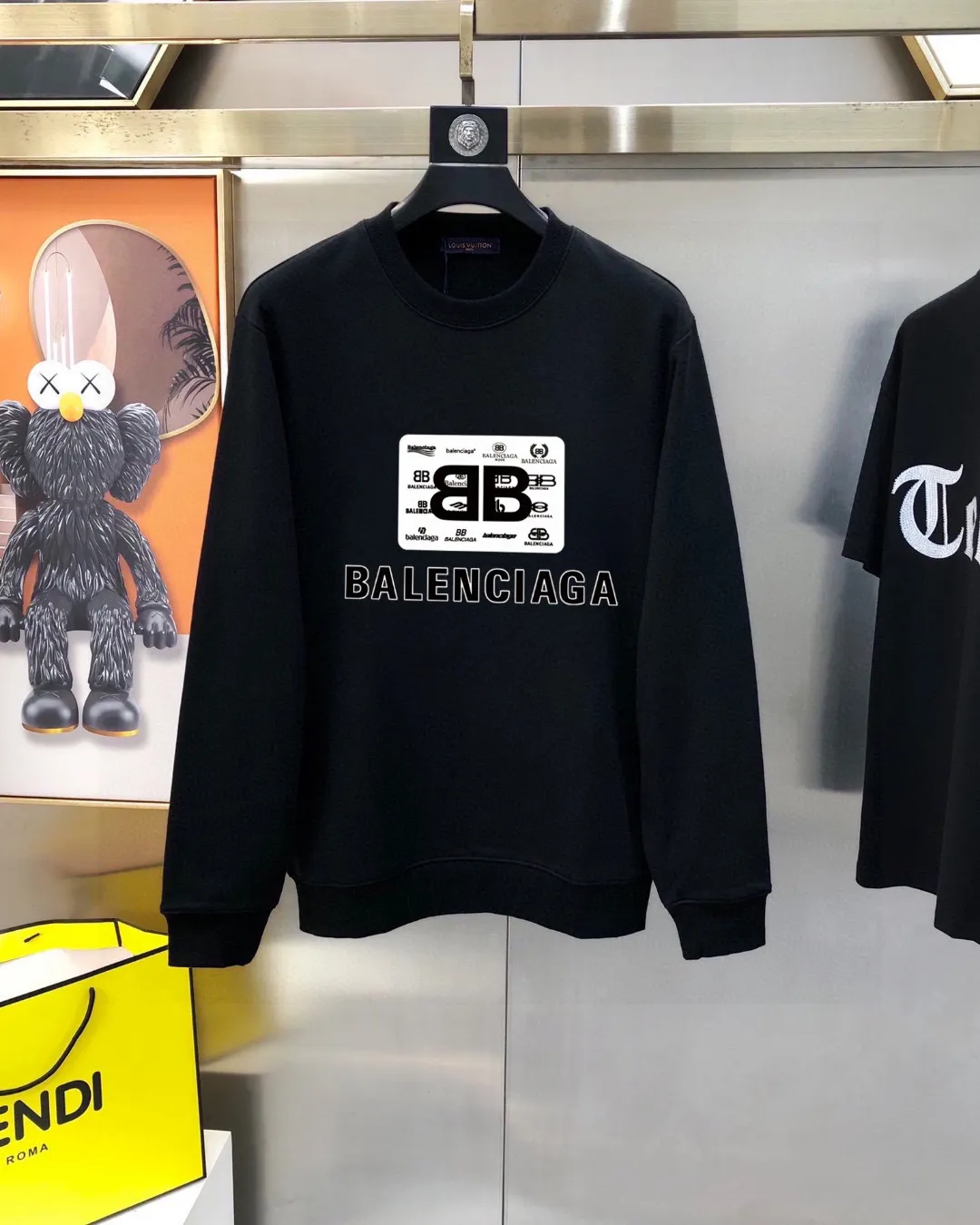 🅿️220 brand [BALENCIAGA] (good news for fat people) 2025ss autumn latest long-sleeved round-neck sweatshirt, available simultaneously on the official website. Refreshing and breathable. Made of top Tencel Roman. Comfortable and soft. 3D stereoscopic clarity. Super fashion sense. Great gift for your own use. Size: M-5XL (can be worn up to 220 pounds)
