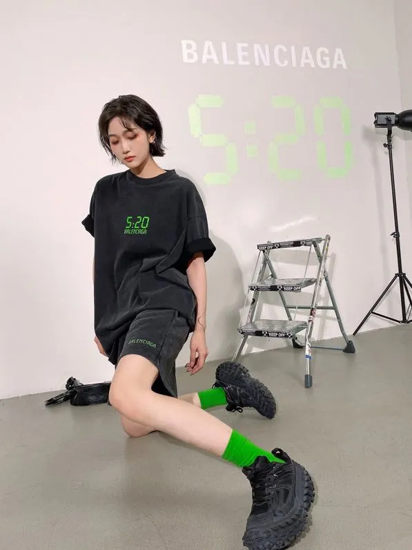 ♻️💯Upper body reference model picture❤️The top version of BALENCIAGA Balenciaga 520 limited edition fluorescent green luminous effect printed loose cotton shorts for male and female couples. After the personal use of 520 short sleeves came out, in response to the response of many friends, the team held a meeting and decided to launch matching shorts. I was planning to do it before, mainly because of the phosphor issue. Because there is 30% fluorescent powder mixed into the printing glue, the manufacturer we cooperate with is out of stock, and we cannot ensure whether other domestically produced fluorescent powders contain chemical toxic and harmful substances, so we have not done it yet. Our fluorescent powder is 3A certified and absolutely environmentally friendly. And the fluorescent effect is very nice. The fabric is made of 380g fish scale terry cotton fabric, which is sweat-absorbent, breathable and has a full drape. A full set of customized accessories, one-to-one synchronization with the original version! Size: XS-L Color: Black and White P:310