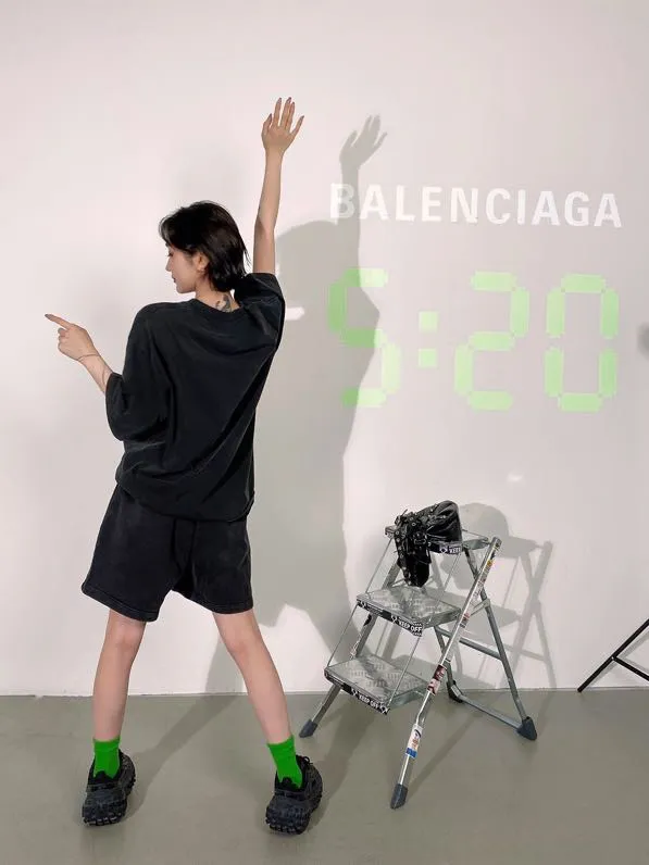 ♻️💯Upper body reference model picture❤️The top version of BALENCIAGA Balenciaga 520 limited edition fluorescent green luminous effect printed loose cotton shorts for male and female couples. After the personal use of 520 short sleeves came out, in response to the response of many friends, the team held a meeting and decided to launch matching shorts. I was planning to do it before, mainly because of the phosphor issue. Because there is 30% fluorescent powder mixed into the printing glue, the manufacturer we cooperate with is out of stock, and we cannot ensure whether other domestically produced fluorescent powders contain chemical toxic and harmful substances, so we have not done it yet. Our fluorescent powder is 3A certified and absolutely environmentally friendly. And the fluorescent effect is very nice. The fabric is made of 380g fish scale terry cotton fabric, which is sweat-absorbent, breathable and has a full drape. A full set of customized accessories, one-to-one synchronization with the original version! Size: XS-L Color: Black and White P:310