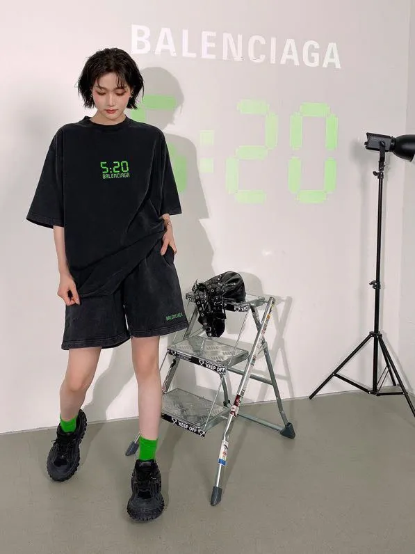 ♻️💯Upper body reference model picture❤️The top version of BALENCIAGA Balenciaga 520 limited edition fluorescent green luminous effect printed loose cotton shorts for male and female couples. After the personal use of 520 short sleeves came out, in response to the response of many friends, the team held a meeting and decided to launch matching shorts. I was planning to do it before, mainly because of the phosphor issue. Because there is 30% fluorescent powder mixed into the printing glue, the manufacturer we cooperate with is out of stock, and we cannot ensure whether other domestically produced fluorescent powders contain chemical toxic and harmful substances, so we have not done it yet. Our fluorescent powder is 3A certified and absolutely environmentally friendly. And the fluorescent effect is very nice. The fabric is made of 380g fish scale terry cotton fabric, which is sweat-absorbent, breathable and has a full drape. A full set of customized accessories, one-to-one synchronization with the original version! Size: XS-L Color: Black and White P:310