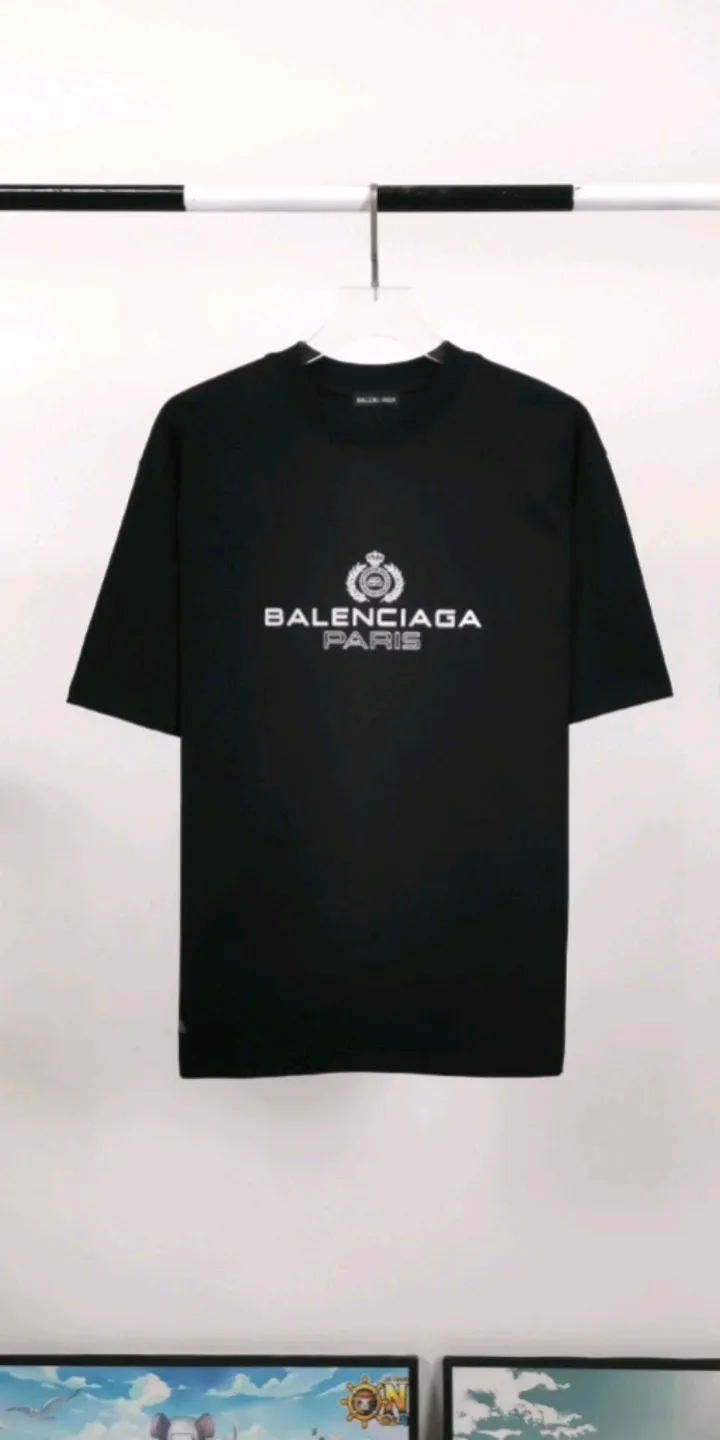 Real shot of the video - the top tested version of Balenciaga's classic wheat crown lock Paris male and female couple star's same style pure cotton short-sleeved T-shirt. Selected 32S 260g combed cotton fabric, thick and textured, high-density knitting weaving technology, firm and elastic, extremely smooth and skin-friendly, soft and delicate feel, no shrinkage or deformation, the upper body is crisp and stylish, which is different from the cheap soft couch fabrics with low weight and low count on the market.  Ultra-high-level workmanship, every detail shows a sense of luxury, and the original three-dimensional cutting process creates a perfect fit. The OS loose shoulder style accommodates all body types. It is a truly versatile style that looks slim and good-looking for both men and women.   3M (black) reflective classic wheat ear letter printing, high fastness and will not crack or fall off. The classic pattern will never go out of style. Multiple colors are available, and every color is beautiful!  Color: Black White Dark Khaki Size: XS-L P:250