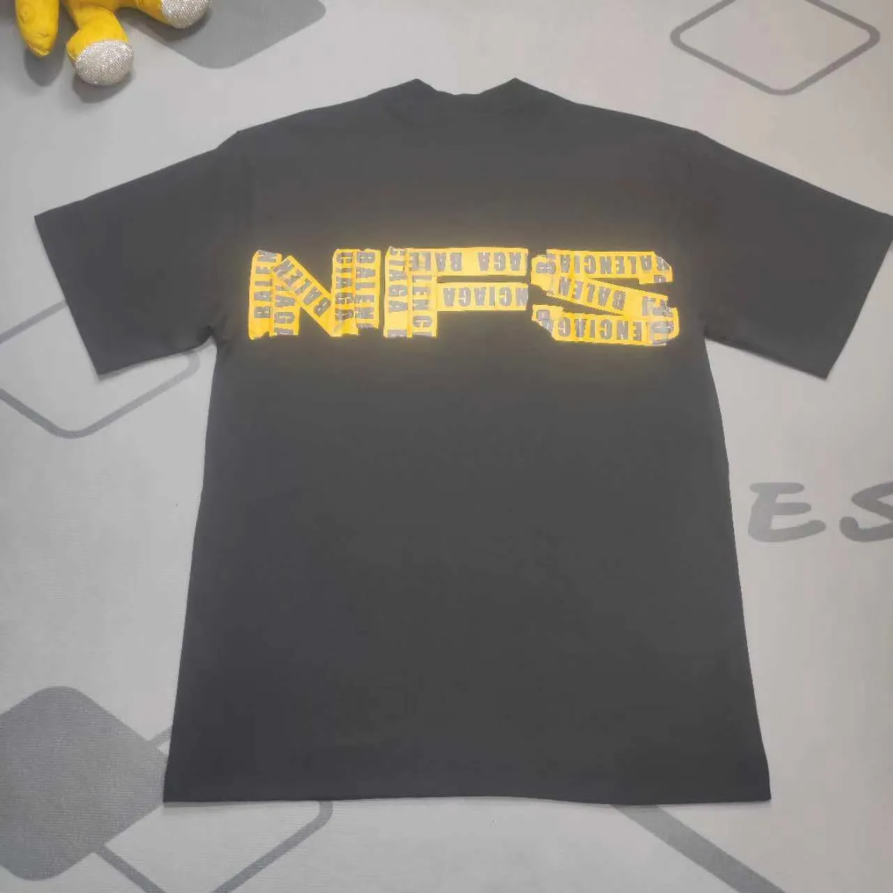 Top version Balenciaga x Need for Speed ​​SS24 collaborative series Letter Logo printed round neck pullover short-sleeved T-shirt Loose fit Unisex Black Balenciaga was founded by Cristobal Balenciaga, a great genius designer known as the representative of the 20th century. For more than half a century since the brand was founded, Balenciaga has been famous for its fashionable elegance in the fashion industry. You can find any of your favorite logos on the front and back of this piece, Ness.  The front and rear printing uses low-coverage screen printing technology, and the glue is imported. The printing is very delicate, and the scratched out problems are very clear and there are no burrs. The fabric is made of 280g double-ply double-yarn pure cotton loose fabric, which is loose and breathable, has good drying effect, full drape and skin toning. Color: Black Pink Size: XS-L P:260