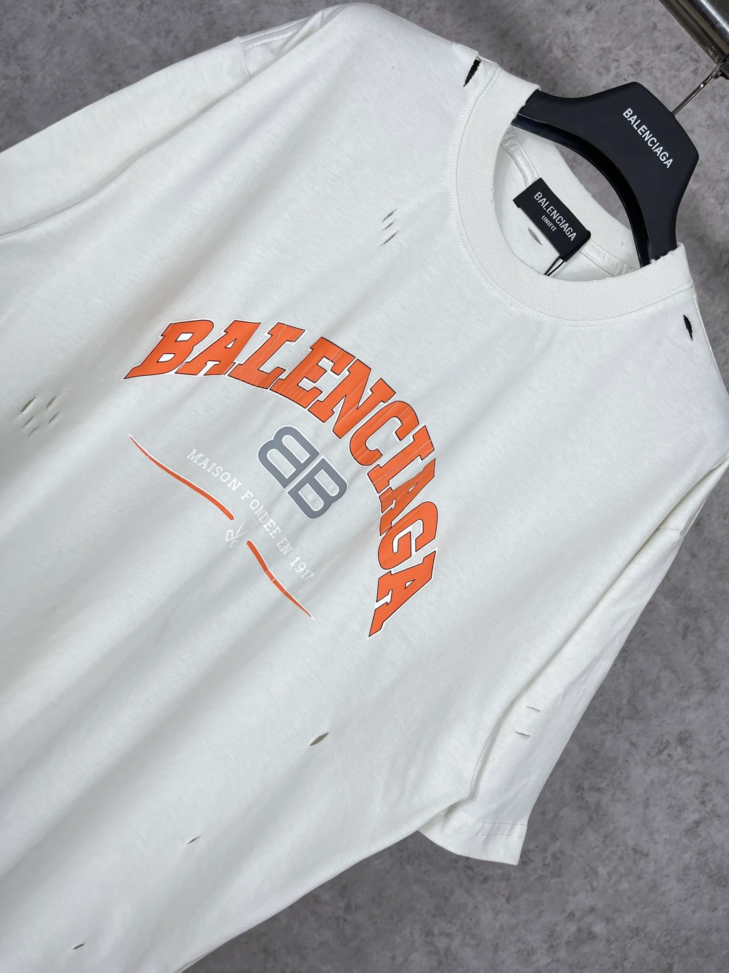 🅿️176 Actual pictures [Top version. Official website quality] BALENCI*GA/Paris. BB scissors LOGO printed ready-to-wear washed and distressed short-sleeved T-shirt. Brick cabinet synchronization. The fabric is made of Paris ZP custom-woven and dyed 100% cotton double yarn compact cotton. The weight is 260 grams, the cloth surface is clean. The cloth pattern is clear, soft and comfortable, and the thread is dyed with no color difference. The classic pattern is printed with environmentally friendly imported materials, straight cracks and cracked glue. Precision printing screen, the letters are clear and the effect is three-dimensional. Restored brick cabinet. The garments were washed and aged, and polished by many hands. Produced by super heavy craftsmanship, different market currencies, welcome to compare, the version adopts OS loose shoulder version. Same style for men and women. Code: BL223012 Color: washed black, lake blue, off-white, red Size: XS to L