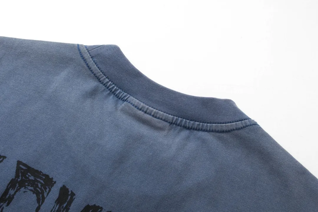 🅿️180 Detail Picture [Top version. Official website quality] BALENCI*GA/Paris. 24SS new sweatshirt, washed and distressed short-sleeved T-shirt with big letters LOGO graffiti on the back. Genuine product is developed at the first time, and the brick cabinet is synchronized. The fabric is made of Paris ZP custom-woven and dyed cotton sweatshirt. The weight is 260 grams, the cloth surface is clean, the cloth pattern is clear, soft and comfortable. The threads are dyed with no color difference. The classic pattern printing uses imported machine direct printing. The effect is three-dimensional and restores the brick cabinet. Different market currencies, welcome to compare. The version adopts OS loose shoulder design. Same style for men and women. Code: BL23300 Color: Mist Blue Size: XS to L