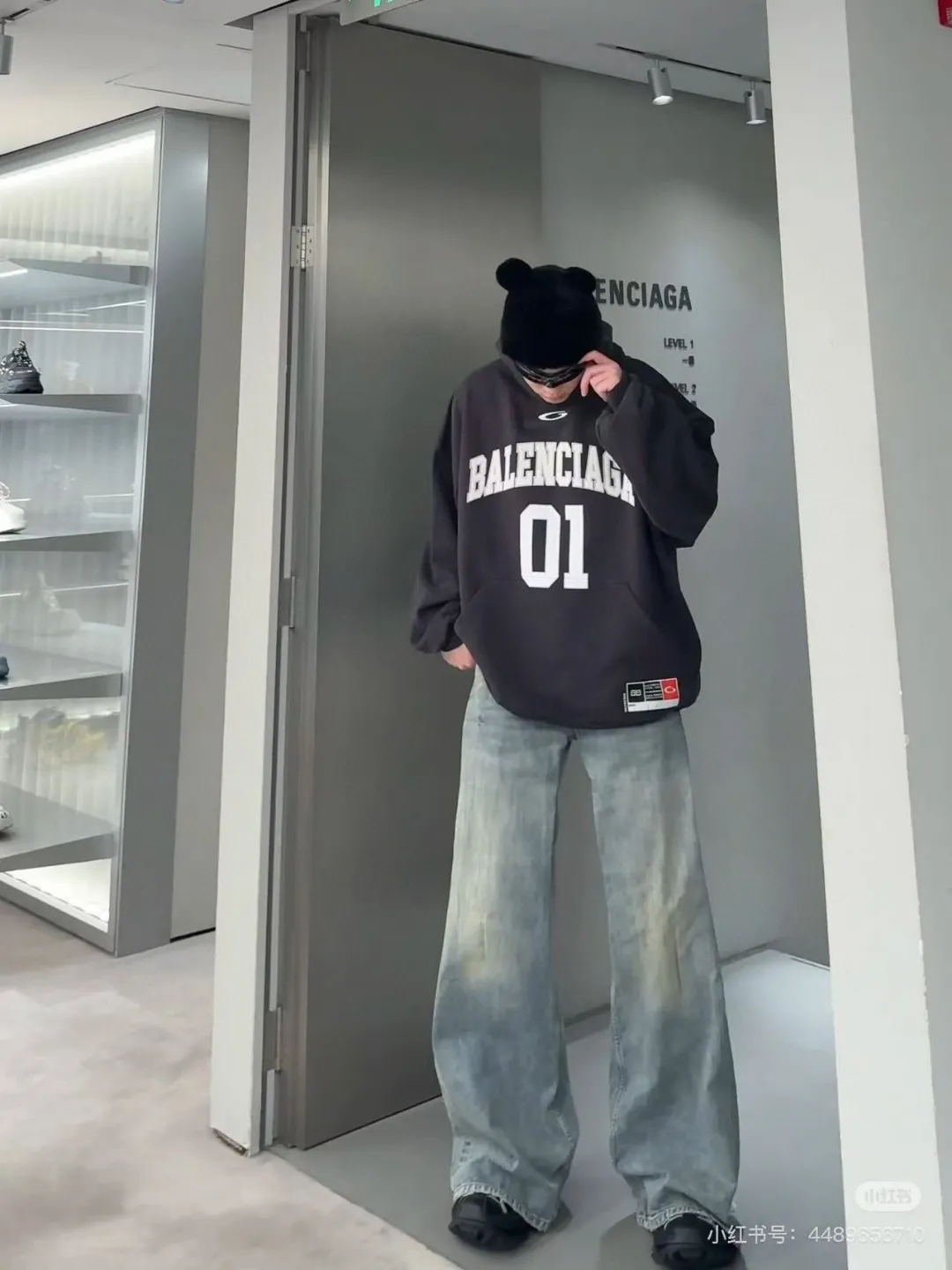 🎀Hot model pictures🎀[Top version. Official website quality] BALENCI*GA/Paris.SS25 latest basketball uniform embroidered printed hooded long-sleeved sweatshirt. The front embroidery is embroidered and printed using a Tajima computer embroidery machine, the lower left corner is stamped, and the back piece is printed. The brick cabinets are synchronized. The authentic product is developed at the first time. The fabric is made of Paris ZP custom-woven and dyed cotton sweatshirt. Weighing 460 grams, the cloth surface is clean. The cloth pattern is clear, soft and comfortable. The threads are dyed with no color difference. The printing uses environmentally friendly imported materials, the letters are clear and the effect is three-dimensional. The version adopts OS loose shoulder design. Same style for men and women. Color: Black Purple Size: XS S M L P: 490