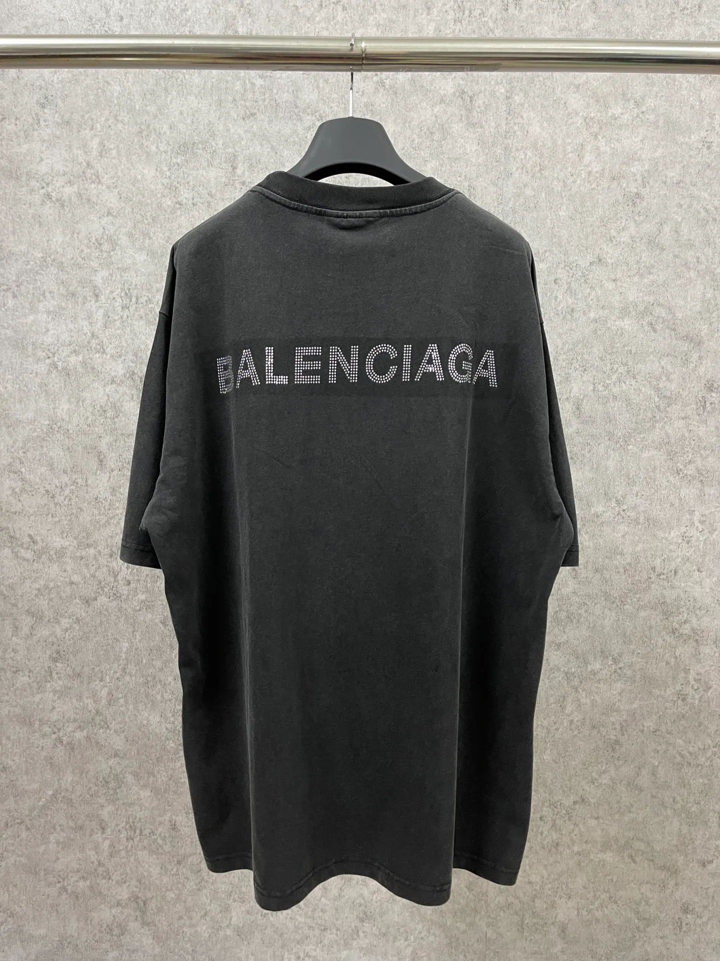 🅿️174 Actual pictures [Top version. Official website quality] BALENCI*GA/Paris BALENCI*GA# classic LOGO hot-drilled and washed short-sleeved T-shirt on the back. Brick cabinet synchronization. The fabric is made of Paris ZP custom-woven and dyed 100% cotton double yarn compact cotton. The weight is 260 grams. The cloth surface is clean. The cloth pattern is clear. Soft and comfortable. The color fastness is good. It is not easy to change color. The threads are woven and dyed with no color difference. The back hot drill uses imported drill, which has good gloss and is not easy to fall off. Jubie market makes goods based on pictures. Comparisons welcome. The ready-made clothes are washed and distressed, and the brick cabinets are restored. The version adopts the OS loose shoulder style. The same style for men and women. Code: BL223077 Color: Washed black. White Size: XS to L