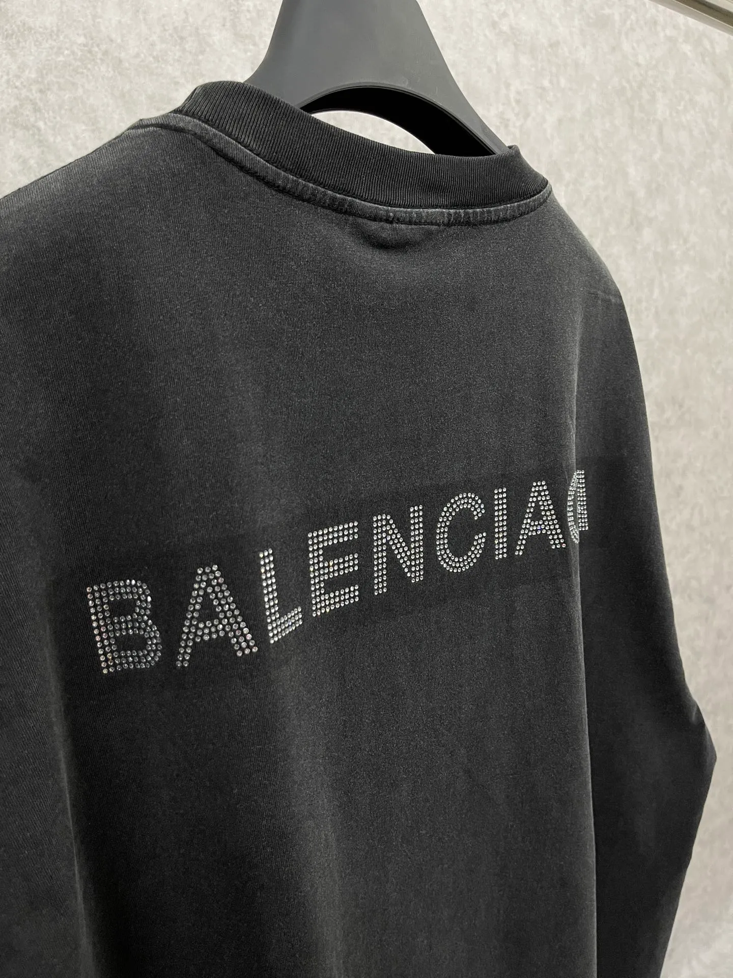 🅿️174 Actual pictures [Top version. Official website quality] BALENCI*GA/Paris BALENCI*GA# classic LOGO hot-drilled and washed short-sleeved T-shirt on the back. Brick cabinet synchronization. The fabric is made of Paris ZP custom-woven and dyed 100% cotton double yarn compact cotton. The weight is 260 grams. The cloth surface is clean. The cloth pattern is clear. Soft and comfortable. The color fastness is good. It is not easy to change color. The threads are woven and dyed with no color difference. The back hot drill uses imported drill, which has good gloss and is not easy to fall off. Jubie market makes goods based on pictures. Comparisons welcome. The ready-made clothes are washed and distressed, and the brick cabinets are restored. The version adopts the OS loose shoulder style. The same style for men and women. Code: BL223077 Color: Washed black. White Size: XS to L