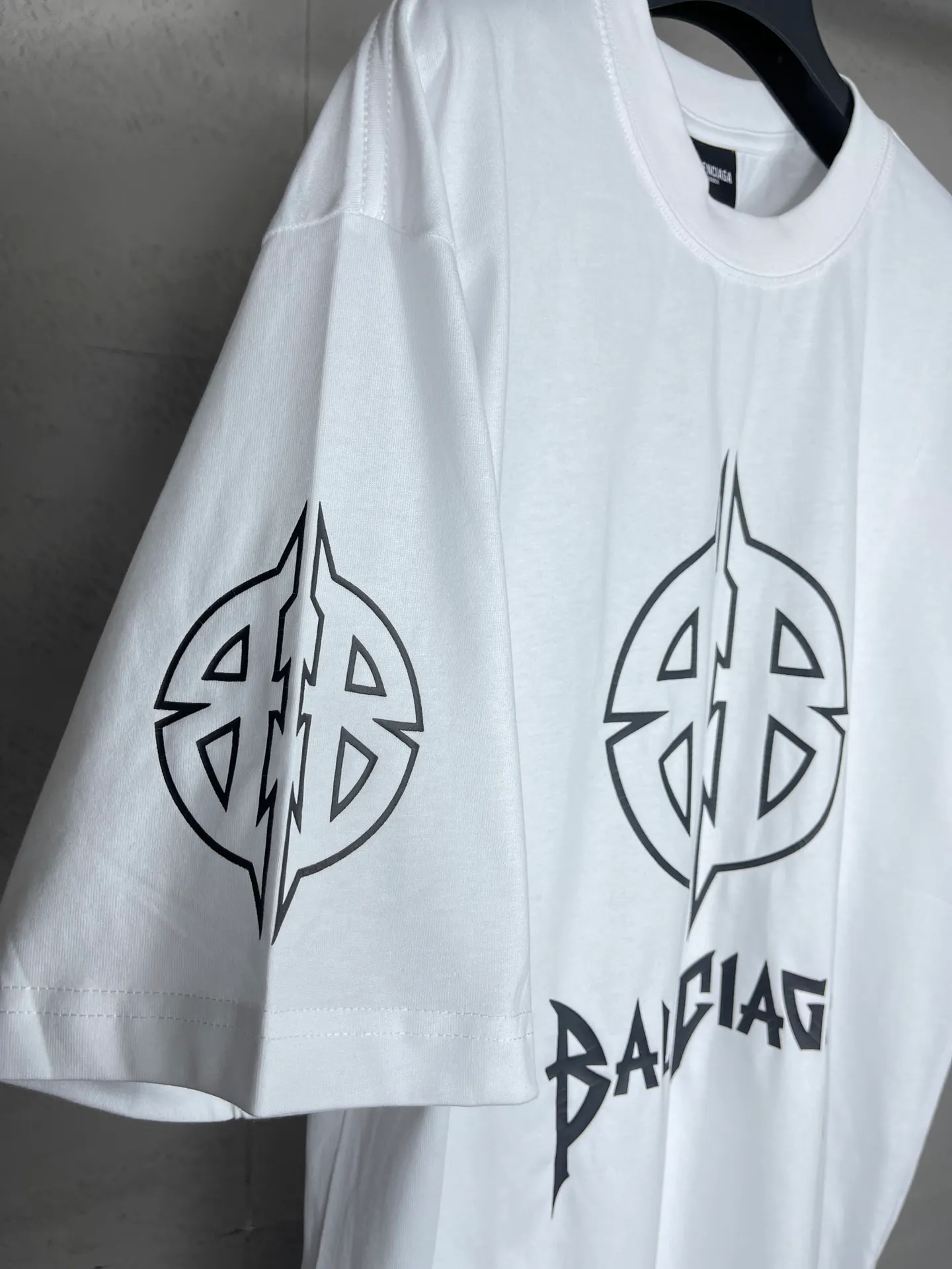🅿️190 real photos [Top version. Official website quality] BALENCI*GA/Paris. 2024 new style. Classic LOGO cracked printed washed long-sleeved T-shirt. Brick cabinet synchronization. Genuine product developed at the first time, happy to print and compare! The fabric is made of Paris ZP custom-woven and dyed cotton with double yarns and compact cotton. The weight is 260 grams. The cloth surface is clean. The cloth pattern is clear, soft and comfortable. The threads are dyed with no color difference. The classic printing is made of environmentally friendly imported materials, and the letters are cracked and printed. The letters are clear and the effect is three-dimensional. Restore the brick cabinet. Ready-made clothes are washed and distressed, different market currency, welcome to compare, the version adopts OS loose shoulder version. Same style for men and women Coding: BL223209 Color: dark blue gray, white Size: XS to L