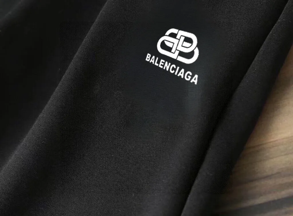🅿️420 brand [BALENCIAGA] (velvet and thickened) 2025 spring new product, celebrities’ favorite fashion-flavored casual suit, clean and neat tailoring, full of urban style. Made of high-quality custom-made fabrics, the lining has excellent thermal insulation effect, feels soft and dry, and the upper body effect is crisp and stylish. The three-dimensional cutting process and the pattern are all of high standards, and the silhouette version has the right benefits! It is not tight at all, and you feel good when you put it on. So many top-quality raw materials create high-end products with unparalleled value. It is the first choice for high-end fashion people. (Size: M-4XL can wear up to 200 pounds)