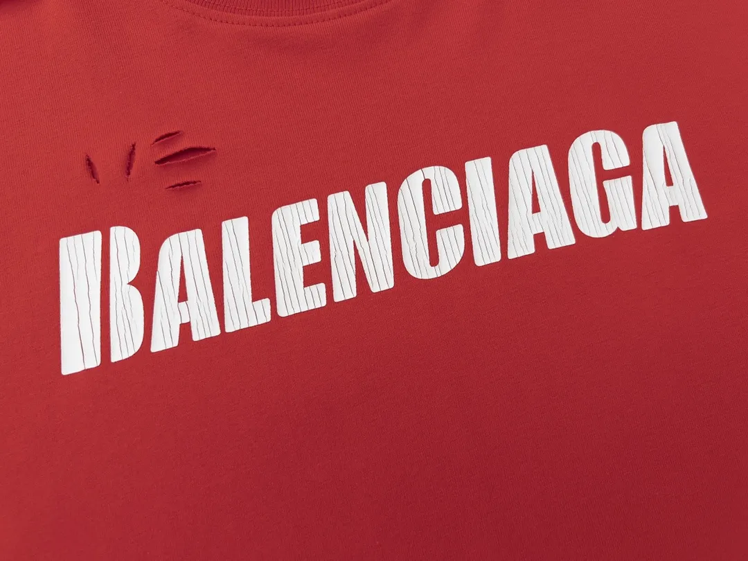 🅿️166 Detailed picture [Top version. Official website quality] BALENCI*GA/Paris. Classic letter LOGO printed ready-to-wear, washed, distressed, hole-cut, short-sleeved T-shirt. Brick cabinet synchronization. The fabric is made of Paris ZP custom-woven and dyed 100% cotton double yarn compact cotton. The weight is 260 grams, the cloth surface is clean. The cloth pattern is clear, soft and comfortable. The threads are dyed with no color difference. The classic pattern is printed with environmentally friendly imported materials, straight cracks and cracked glue. Precision printing screen, the letters are clear and the effect is three-dimensional. Restored brick cabinet. Ready-made garments are washed and worn, many people grind and cut them by hand. They are produced with heavy craftsmanship. Different market currency. Welcome to compare. The version adopts OS loose shoulder version. Same style for men and women. Coding: BL223033 Color: black, white, dark coffee, purple, lake blue, red, army green Size: XS to L