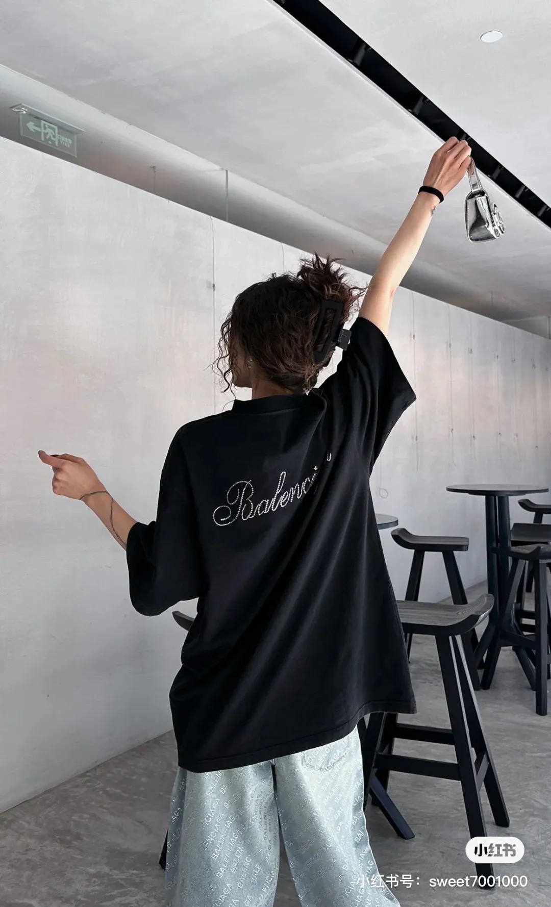 🎀Hot model pictures🎀Top tested version of BALENCIAGA Spring/Summer 2024SS signature diamond-encrusted short-sleeved T-shirt on the back. The whole piece of fabric is washed before being cut. The front and rear panels are printed using imported Kornit direct-jet printing technology. After the garment is washed twice, in order to get closer to the original effect, it is manually positioned, flattened, inked and spray-painted by a master craftsman. The garment effect is more accurate and time-consuming and labor-intensive. The details are perfectly restored zp Exclusively woven and dyed 300g fabric. Threads are dyed in the same vat with zero color difference. Difference from market currency. Comparison welcome. Fabric: Customized imported high-weight tight double yarn fabric 300g, 100% cotton. Accessories: full set of customized accessories, packaging bags, tags, brand LOGO Sydney paper. Color: black. Size: XS--L P:260.