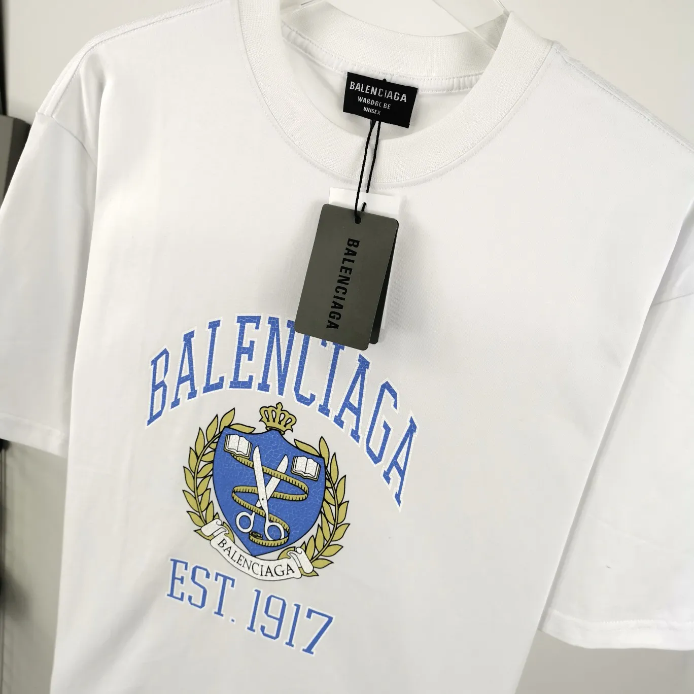 [New] The top tried and tested version of Balenciaga logo printed EST 1917 knitted T-shirt 2022 new spring and summer short-sleeved men and women couples, the process uses Kangli printing cracking effect. This crack is not a line pattern, but a three-dimensional burst pattern. How many versions on the market are based on pictures? Just make pictures, not craftsmanship? Without a version, it would be impossible to create the original flavor, and it would be almost pointless to brag! The front panel printing glue bursting effect uses imported transparent slurry to scrape the bottom to make the printing bursting feel uniform. (PS: If this process is missing, the printing will easily fall off in large areas after cracking) The fabric is made of 24S 260g pure cotton double yarn fabric, which is full of drape, sweat-absorbent and breathable. Color: Black White Size: XS-L P:250