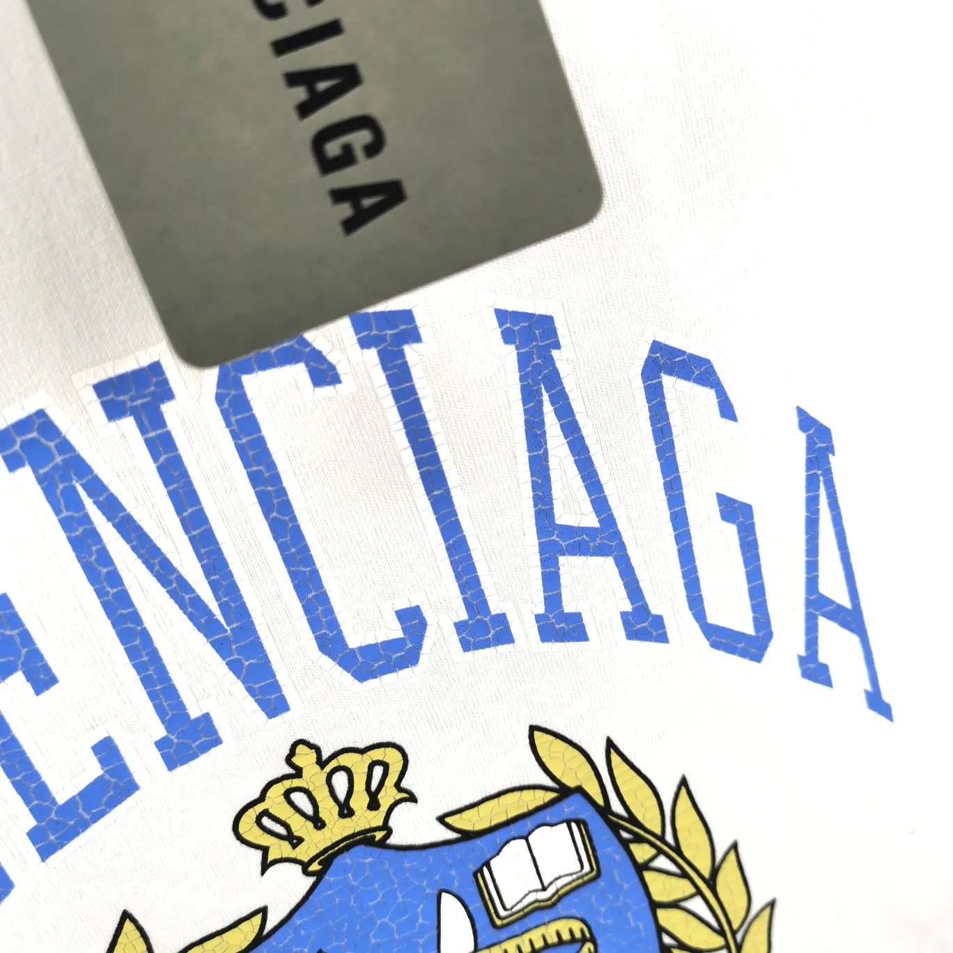 [New] The top tried and tested version of Balenciaga logo printed EST 1917 knitted T-shirt 2022 new spring and summer short-sleeved men and women couples, the process uses Kangli printing cracking effect. This crack is not a line pattern, but a three-dimensional burst pattern. How many versions on the market are based on pictures? Just make pictures, not craftsmanship? Without a version, it would be impossible to create the original flavor, and it would be almost pointless to brag! The front panel printing glue bursting effect uses imported transparent slurry to scrape the bottom to make the printing bursting feel uniform. (PS: If this process is missing, the printing will easily fall off in large areas after cracking) The fabric is made of 24S 260g pure cotton double yarn fabric, which is full of drape, sweat-absorbent and breathable. Color: Black White Size: XS-L P:250