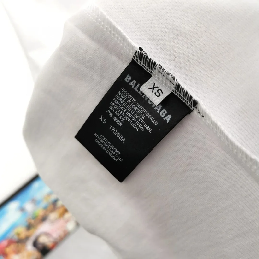[New] The top tried and tested version of Balenciaga logo printed EST 1917 knitted T-shirt 2022 new spring and summer short-sleeved men and women couples, the process uses Kangli printing cracking effect. This crack is not a line pattern, but a three-dimensional burst pattern. How many versions on the market are based on pictures? Just make pictures, not craftsmanship? Without a version, it would be impossible to create the original flavor, and it would be almost pointless to brag! The front panel printing glue bursting effect uses imported transparent slurry to scrape the bottom to make the printing bursting feel uniform. (PS: If this process is missing, the printing will easily fall off in large areas after cracking) The fabric is made of 24S 260g pure cotton double yarn fabric, which is full of drape, sweat-absorbent and breathable. Color: Black White Size: XS-L P:250