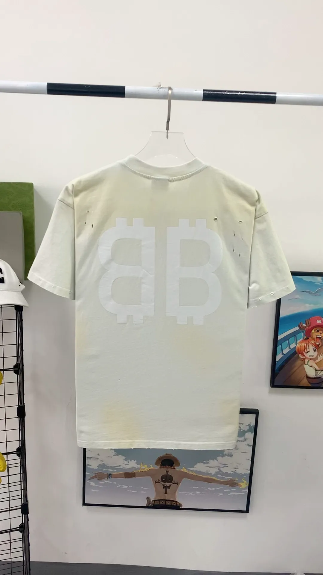 Real shot video on the back - [Launched] Exclusive top version of BALENCIAGA 23SS on the whole network. Paris distressed and dirty orange double B mud dyeing. Orange BB printed round neck pure cotton male and female couple star same style short-sleeved T-shirt. Special dirty and distressed technology, artificial painting double B pattern, pure cotton soft fabric, color contrast dyeing fabric, ultra-fine flat screen printing process, full of trend. Custom dyeing pure cotton fabric 240g heavy worsted breathable cotton fabric color contrast dyeing. The cotton feel is strong at first hand. The yp version has not been changed. The small collar + short cuffs can be worn to create the effect of the model's upper body. The double B letter pattern is designed with old elements to create a dirty effect. Thermoset ink printing uses chemical ink as the pigment, which requires high temperature drying to solidify the ink on the fabric. The unique dirty and holey old effect. The heavy pure cotton material is deliberately treated with local parts to create the effect of wear and damage, combined with rust stains and pollution color effects to create a polluted appearance. Color; White Code number; XS-M P:280