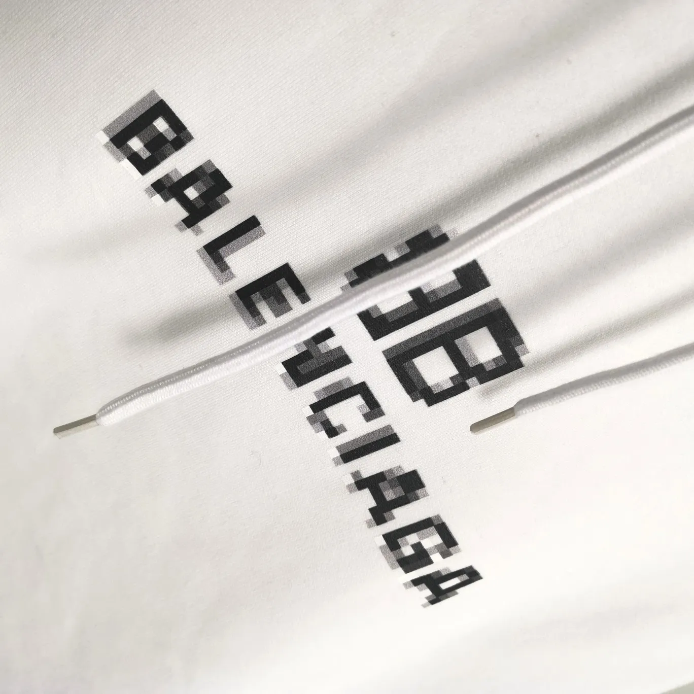 Additional details - Spring and Autumn top proven version Balenciaga 22S early spring new fashion hole phantom mosaic blurred letters loose cotton hoodie sweatshirt. The fabric is made of 520g composite crystal velvet, the fabric density is extremely high, the chest is printed with digital direct injection, the blurred mathematical pattern is dizzy effect, and the hazy gradient phantom printing of the English "Balenciaga" on the chest is restored without any difference. The intercalated gray is a yarn-dyed fabric, and the yarn is dyed first and then woven. Feel free to compare.  Color: Black White Size: XS-L P: 460