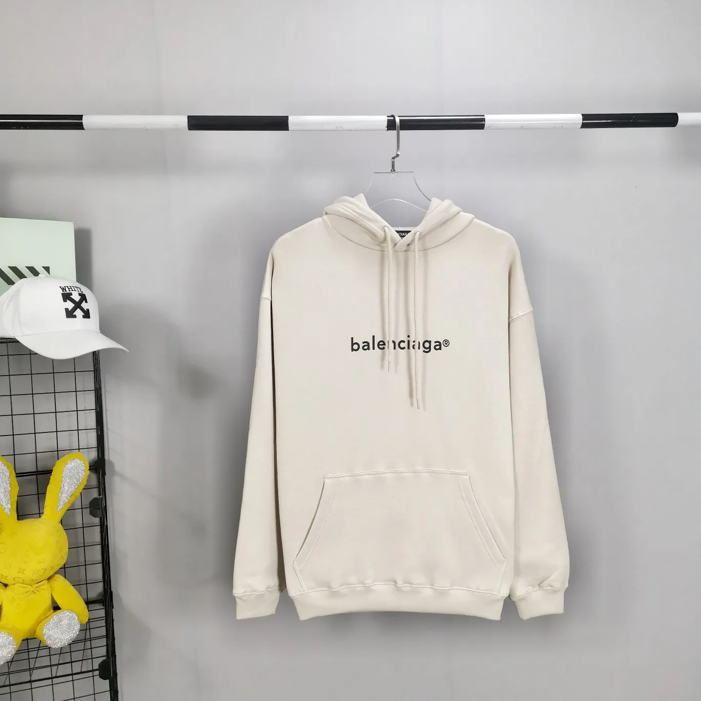 The top tested version of Balenciaga mailbox letter logo pure cotton loose hoodie for men and women in the same style autumn and winter hoodie hooded sweatshirt. A simple basic sweatshirt. A simple sweatshirt that you can fall in love with at first sight. The Blcg mailbox logo on the chest is simple and beautiful. It is operated by an imported elliptical machine, with no burrs and neat alignment! The fabric is made of 480g pure cotton fabric, which is different from the low-end version. The color is also super beautiful. You must get this one! ! ! ! !  Color: black, white, fog blue, khaki, lake green Size: XS-L P:450