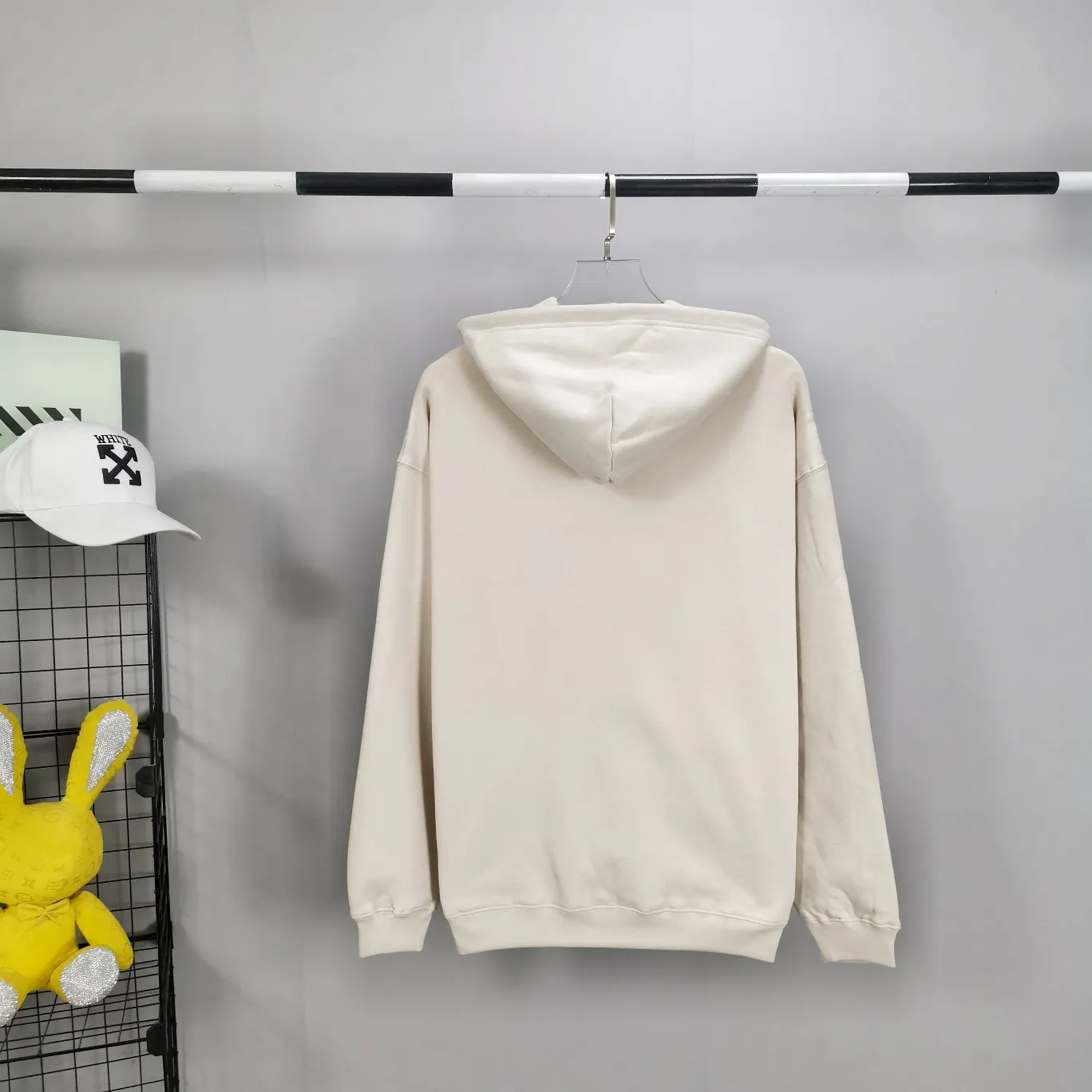 The top tested version of Balenciaga mailbox letter logo pure cotton loose hoodie for men and women in the same style autumn and winter hoodie hooded sweatshirt. A simple basic sweatshirt. A simple sweatshirt that you can fall in love with at first sight. The Blcg mailbox logo on the chest is simple and beautiful. It is operated by an imported elliptical machine, with no burrs and neat alignment! The fabric is made of 480g pure cotton fabric, which is different from the low-end version. The color is also super beautiful. You must get this one! ! ! ! !  Color: black, white, fog blue, khaki, lake green Size: XS-L P:450