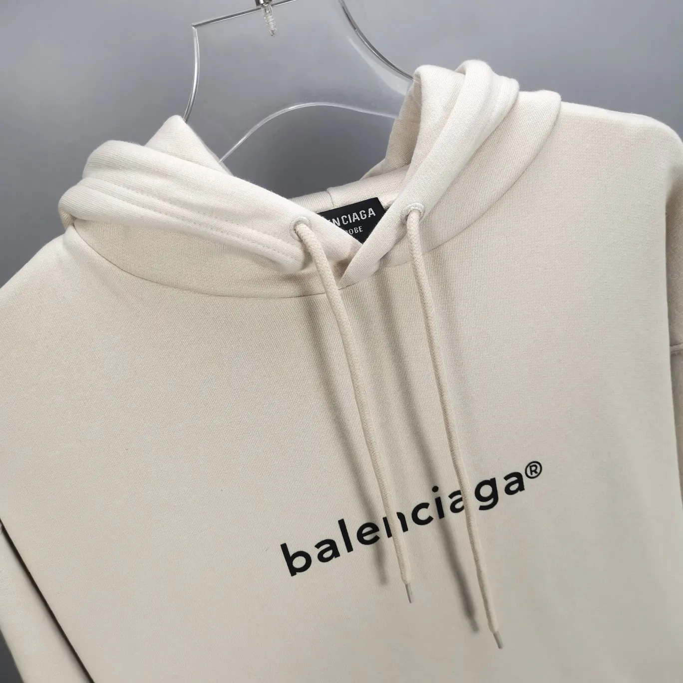 The top tested version of Balenciaga mailbox letter logo pure cotton loose hoodie for men and women in the same style autumn and winter hoodie hooded sweatshirt. A simple basic sweatshirt. A simple sweatshirt that you can fall in love with at first sight. The Blcg mailbox logo on the chest is simple and beautiful. It is operated by an imported elliptical machine, with no burrs and neat alignment! The fabric is made of 480g pure cotton fabric, which is different from the low-end version. The color is also super beautiful. You must get this one! ! ! ! !  Color: black, white, fog blue, khaki, lake green Size: XS-L P:450