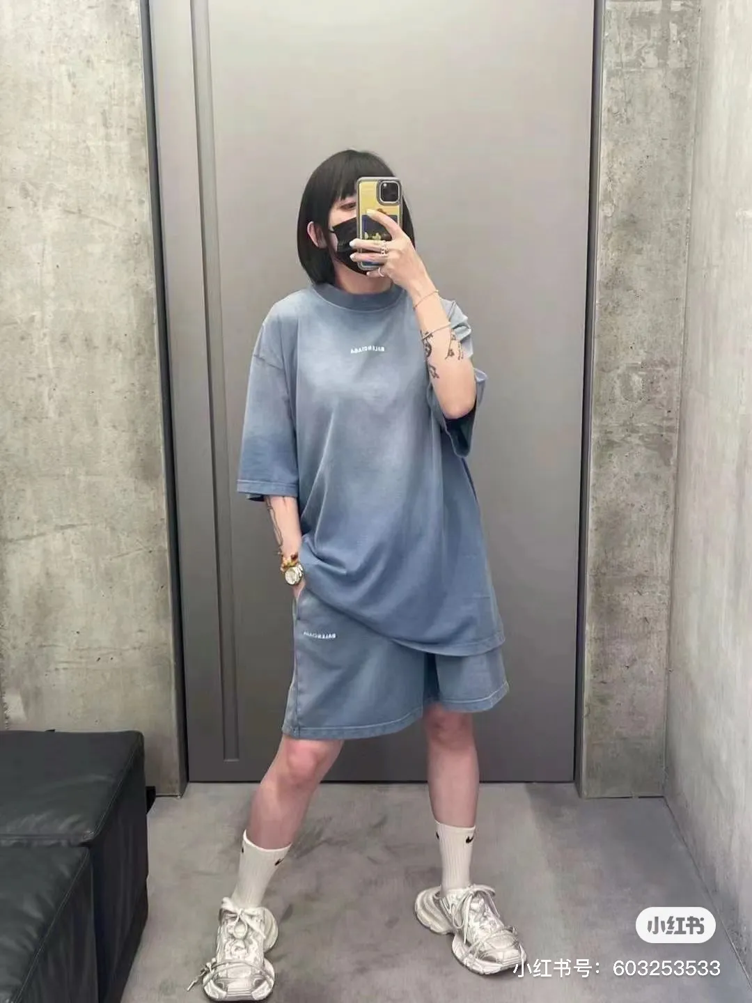 ♻️💯Upper body reference model picture❤️Top tested version - BALENCIAGA - Paris' new gradient color series. Short-sleeved T-shirt with embroidered letter logo on the front and back. Exclusive logo letter pattern on the front and back. Heavy craftsmanship. Simple but not simple. Original development of custom-woven fabric. Use specific weight 280g. Process washing treatment. Spray horse process. Not easy to deform. Soft texture. Full of thickness. Highly restored. The chest is made of imported Tajima Machine Heavy Industry high-density embroidery. Fine embroidery, three-dimensional effect, clear lines, no rough edges and miscellaneous threads, ultra-high-tech embroidery, very high fullness, obvious concave and convex texture, OS dropped shoulders, loose version, same style for men and women, color: blue, size: XS--L P:280