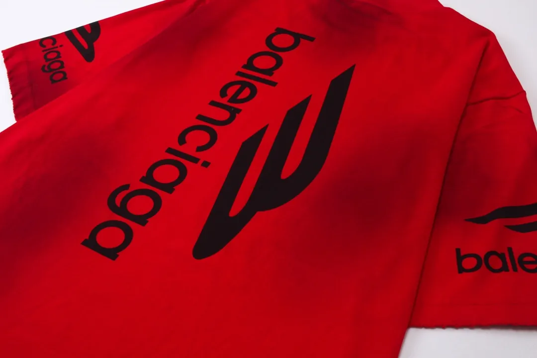 🅿️194 detailed pictures. Note: Red with spray-painted distressed style P144 [Top version. Official website quality] BALENCI*GA/Paris. Big LOGO new ski series short-sleeved T-shirt #2024 new style. The front, back, left and right sleeves are printed with the new LOGO, and the ready-made clothes are washed and worn. This is normal market practice.        Welcome to compare. The fabric is made of Paris ZP custom-woven and dyed cotton double yarn, with a weight of 260 grams. The cloth surface is clean. The cloth pattern is clear, soft and comfortable. The threads are dyed with no color difference. The classic letter LOGO is printed with imported environmentally friendly glue. The letters are clear and the effect is three-dimensional. Restore the brick cabinet, adopt the OS loose shoulder style. Same style for men and women. Code: BL223336 Color: black, white, red, (the price of red is different) Size: XS to L