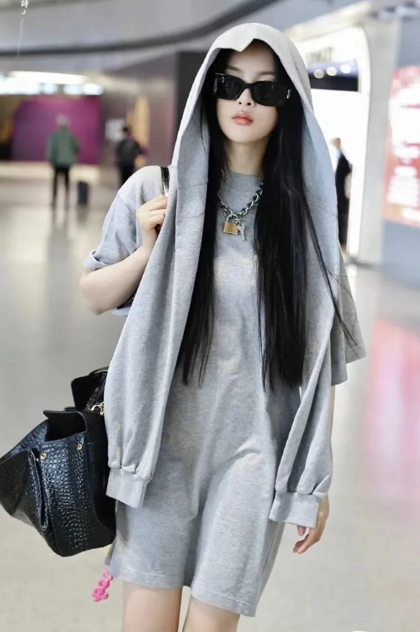 ♻️💯Reference model picture for the upper body❤️The top version of Balenciaga 24 new model Yang Chaoyue and Lu Yi, the same style. Fake two-piece hooded embroidered short-sleeves. Made of retro jersey fabric, customized plaid grinding sleeves, button opening and closing design detail cuffs, German embroidery machine, front chest mirror reverse high-density embroidery, the body is spliced ​​with 2 kinds of fabric panels, overlapping effect, loose version, same style for men and women! Color: Black Gray Size: S M L P: 350