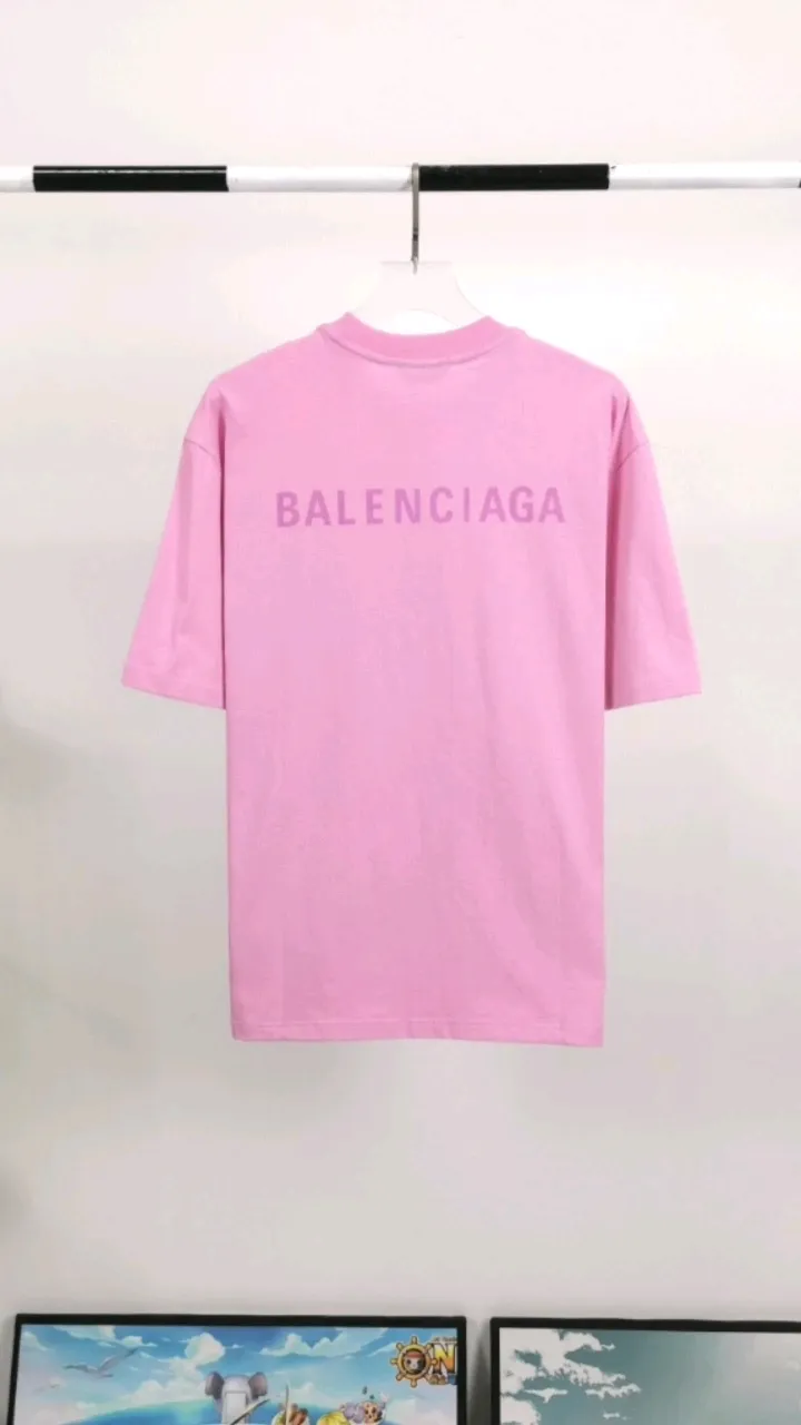 Real shot of the video————The top tested version of BALENCIAGA with large LOGO basic letters on the back, pure cotton, loose, same style, high-end short-sleeved T-shirt for male and female couples. The god of simplicity in Paris, a volume sought after by many stars. Lisa’s favorite basic short-sleeved Paris style, which has a very high appearance rate. Wear alone, paired with jeans, shorts, and sweatpants, it's a versatile style. Xiaohongshu, a hot item on INS, a must-have for Paris fans.  The printing uses white glue as a base, coupled with Kornit direct injection, which ensures the anchorage of the printing and machine washing without any pressure. However, everyone should pay attention to something. The printing of this model is not thick glue, and the printing surface is not shiny. Please pay attention to the importance of version. Don't make a pattern based on the pictures. If you don't have the original version, you won't be able to make it look one to one like the original version. At most, you can just make a look. It's just a piece of clothing without a soul. The fabric is made of 24S 260g double yarn pure cotton fabric. The threads and fabric are custom woven and dyed in the same style, without color difference.  A complete set of customized tags, collar tags, washed, plastic bags, and most importantly, a complete set of bags, tag codes, and codes are all authentic.  Color: White, Black, Royal Blue, Apricot, Floral Gray, Pink Size: XS-L P:250