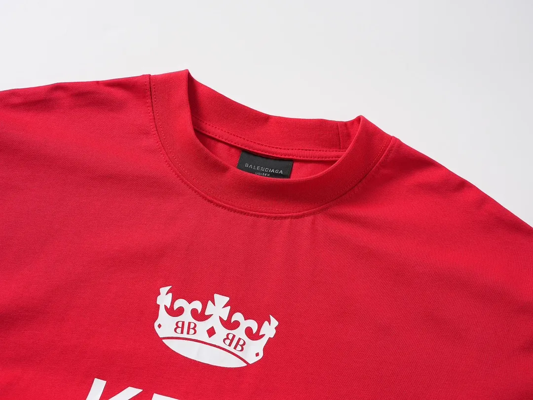 🅿️180 real photos [Top version. Official website quality] BALENCI*GA/Paris. SS24 latest crown L printed short-sleeved T-shirt. Brick cabinet synchronization. Genuine product developed at the first time, happy to print and compare! The fabric is made of Paris ZP custom-woven and dyed cotton double yarn. Weighing 260 grams, the cloth surface is clean. The cloth pattern is clear, soft and comfortable, and the threads are dyed with no color difference. The printing uses environmentally friendly imported materials. The letters are clear and the effect is three-dimensional. The version adopts OS loose shoulder design. Same style for men and women. Code: BL223607 Color: black, red, white Size: XS S M L