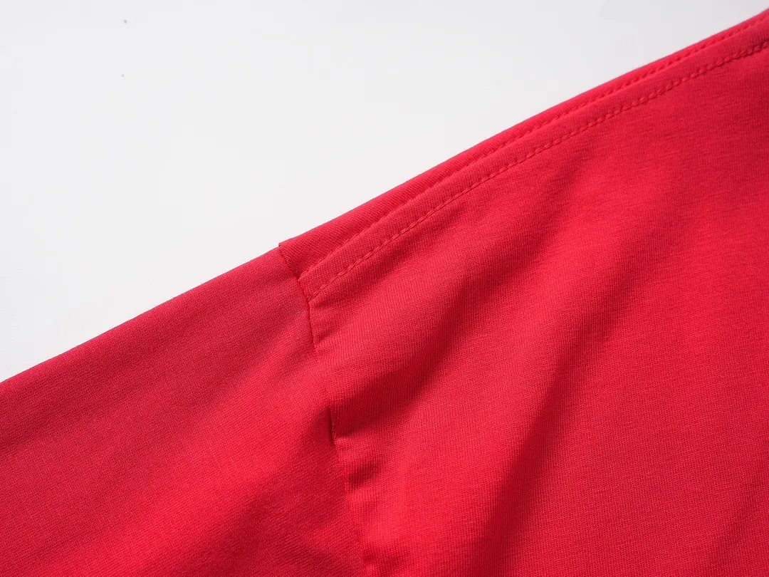🅿️180 real photos [Top version. Official website quality] BALENCI*GA/Paris. SS24 latest crown L printed short-sleeved T-shirt. Brick cabinet synchronization. Genuine product developed at the first time, happy to print and compare! The fabric is made of Paris ZP custom-woven and dyed cotton double yarn. Weighing 260 grams, the cloth surface is clean. The cloth pattern is clear, soft and comfortable, and the threads are dyed with no color difference. The printing uses environmentally friendly imported materials. The letters are clear and the effect is three-dimensional. The version adopts OS loose shoulder design. Same style for men and women. Code: BL223607 Color: black, red, white Size: XS S M L