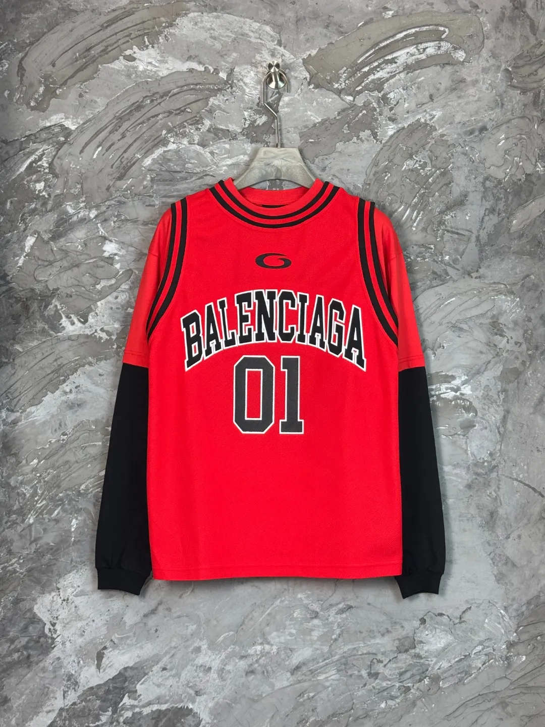 🅿️330 BALENCI*GA Paris basketball jersey fake 3-piece long-sleeved T-shirt. The front panel is made of imported Tajima machine patchwork, embroidery and printing. The back panel is printed. The vest is made of mesh. Overweight process. Restore brick cabinet. Exclusively pattern-woven and dyed 280g fabric. Threads are dyed in the same cylinder with zero color difference. The version adopts OS loose shoulder-drop pattern. Welcome to compare. Same style for men and women -Color: black red -SIZE: Xs S M L style number 8641#