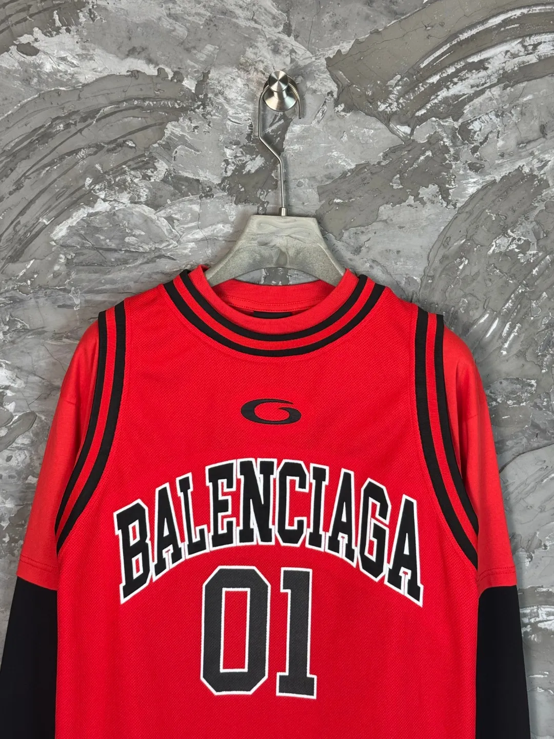 🅿️330 BALENCI*GA Paris basketball jersey fake 3-piece long-sleeved T-shirt. The front panel is made of imported Tajima machine patchwork, embroidery and printing. The back panel is printed. The vest is made of mesh. Overweight process. Restore brick cabinet. Exclusively pattern-woven and dyed 280g fabric. Threads are dyed in the same cylinder with zero color difference. The version adopts OS loose shoulder-drop pattern. Welcome to compare. Same style for men and women -Color: black red -SIZE: Xs S M L style number 8641#