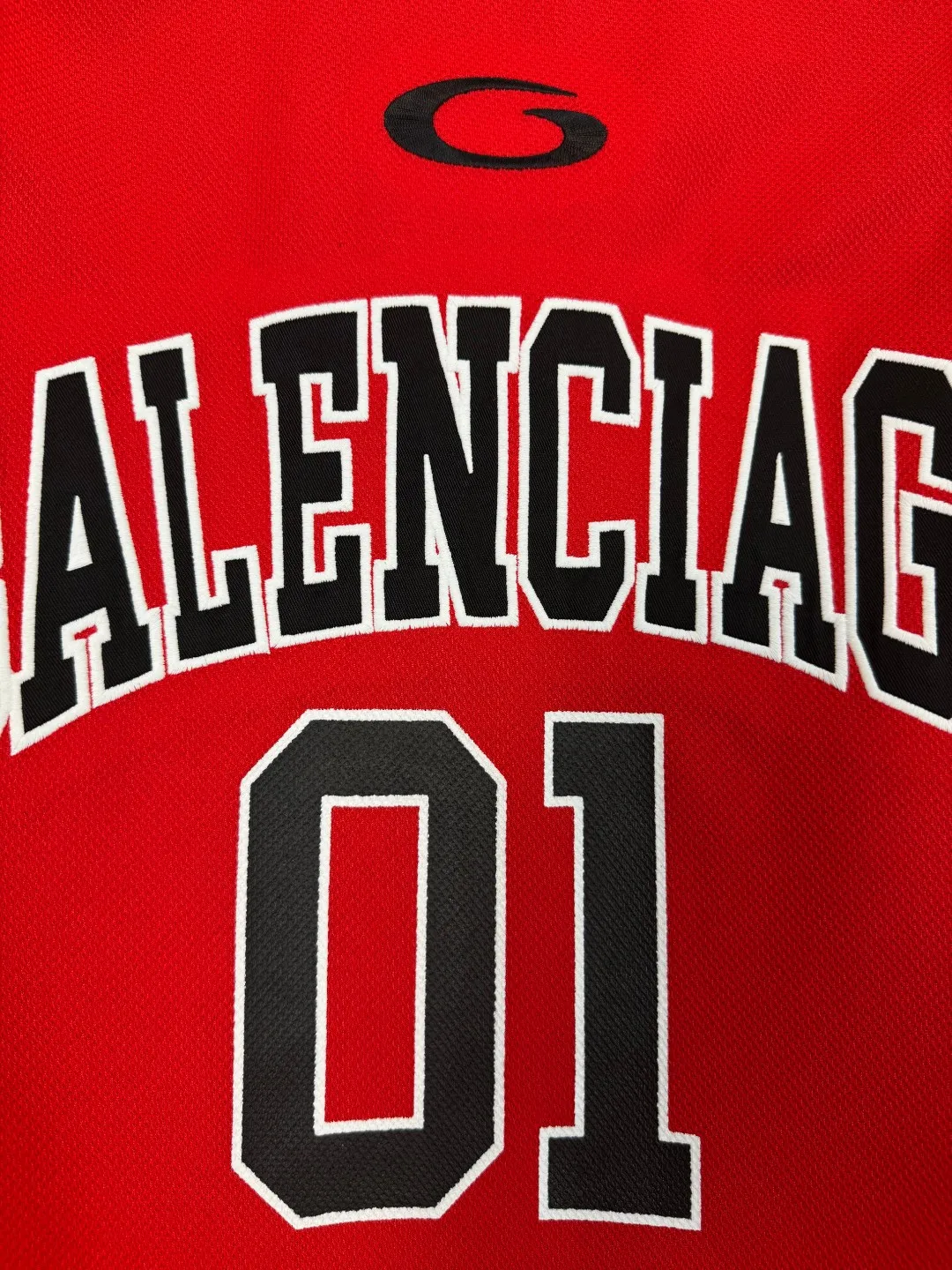🅿️330 BALENCI*GA Paris basketball jersey fake 3-piece long-sleeved T-shirt. The front panel is made of imported Tajima machine patchwork, embroidery and printing. The back panel is printed. The vest is made of mesh. Overweight process. Restore brick cabinet. Exclusively pattern-woven and dyed 280g fabric. Threads are dyed in the same cylinder with zero color difference. The version adopts OS loose shoulder-drop pattern. Welcome to compare. Same style for men and women -Color: black red -SIZE: Xs S M L style number 8641#
