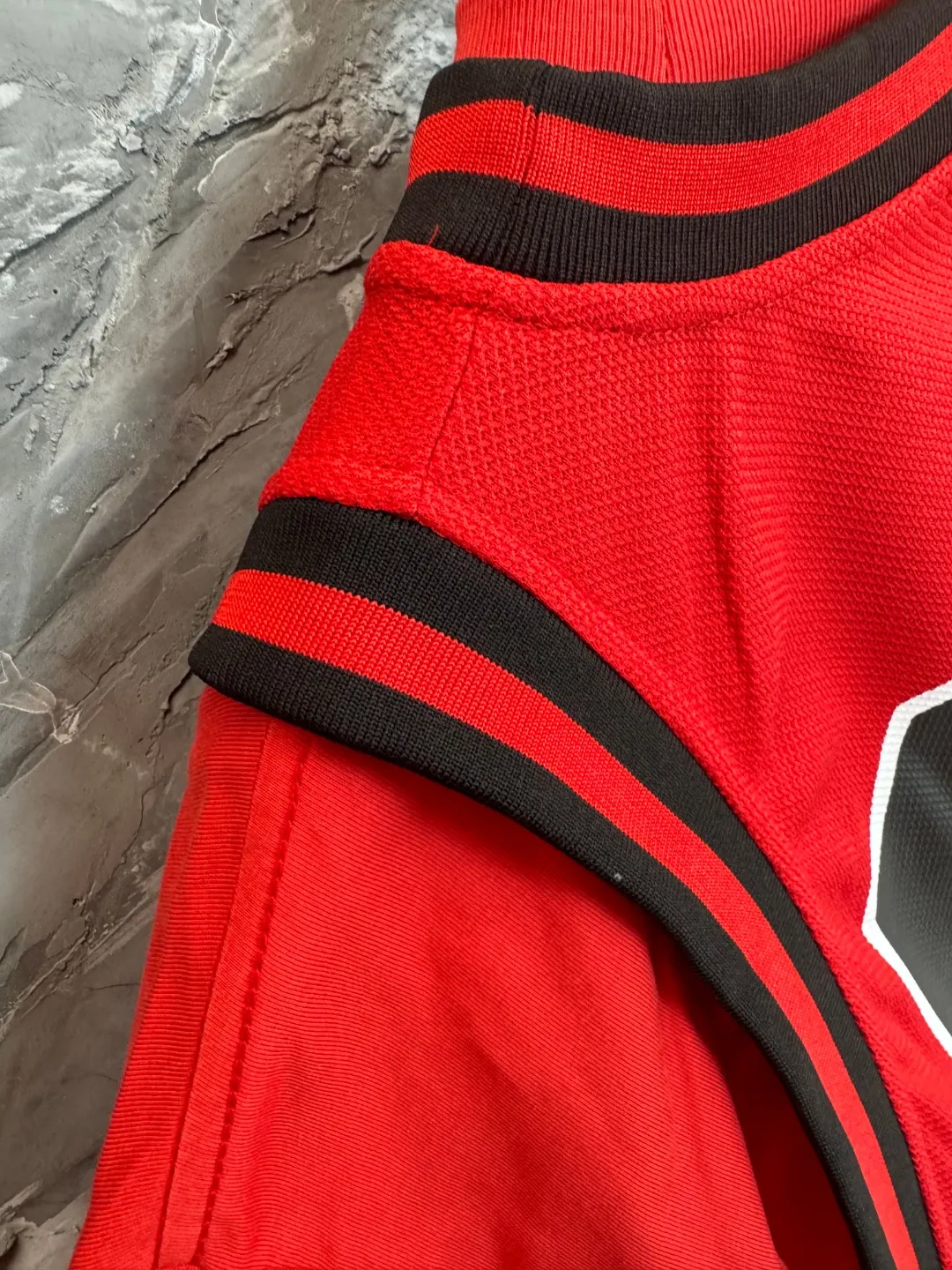 🅿️330 BALENCI*GA Paris basketball jersey fake 3-piece long-sleeved T-shirt. The front panel is made of imported Tajima machine patchwork, embroidery and printing. The back panel is printed. The vest is made of mesh. Overweight process. Restore brick cabinet. Exclusively pattern-woven and dyed 280g fabric. Threads are dyed in the same cylinder with zero color difference. The version adopts OS loose shoulder-drop pattern. Welcome to compare. Same style for men and women -Color: black red -SIZE: Xs S M L style number 8641#